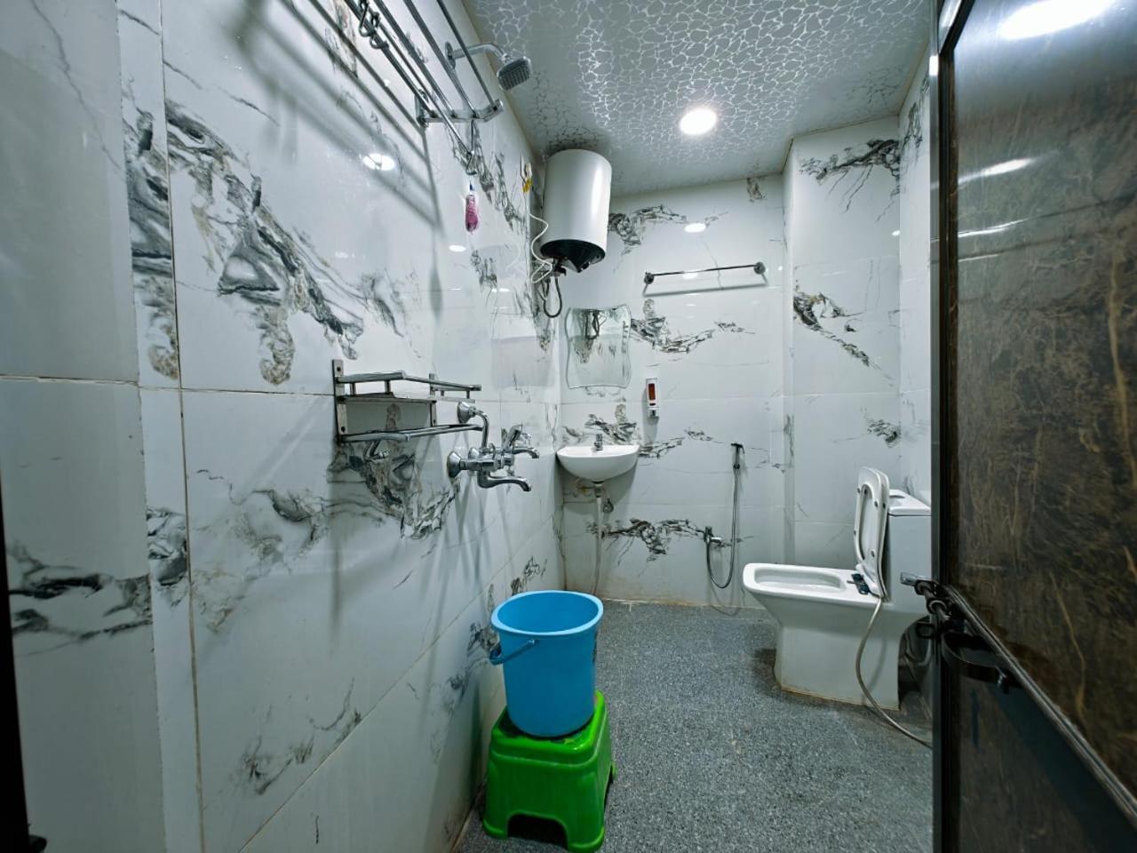 Guest house Shri Kailash Pati Guest House- Opposite Kashi Vishwanath Temple Varanasi