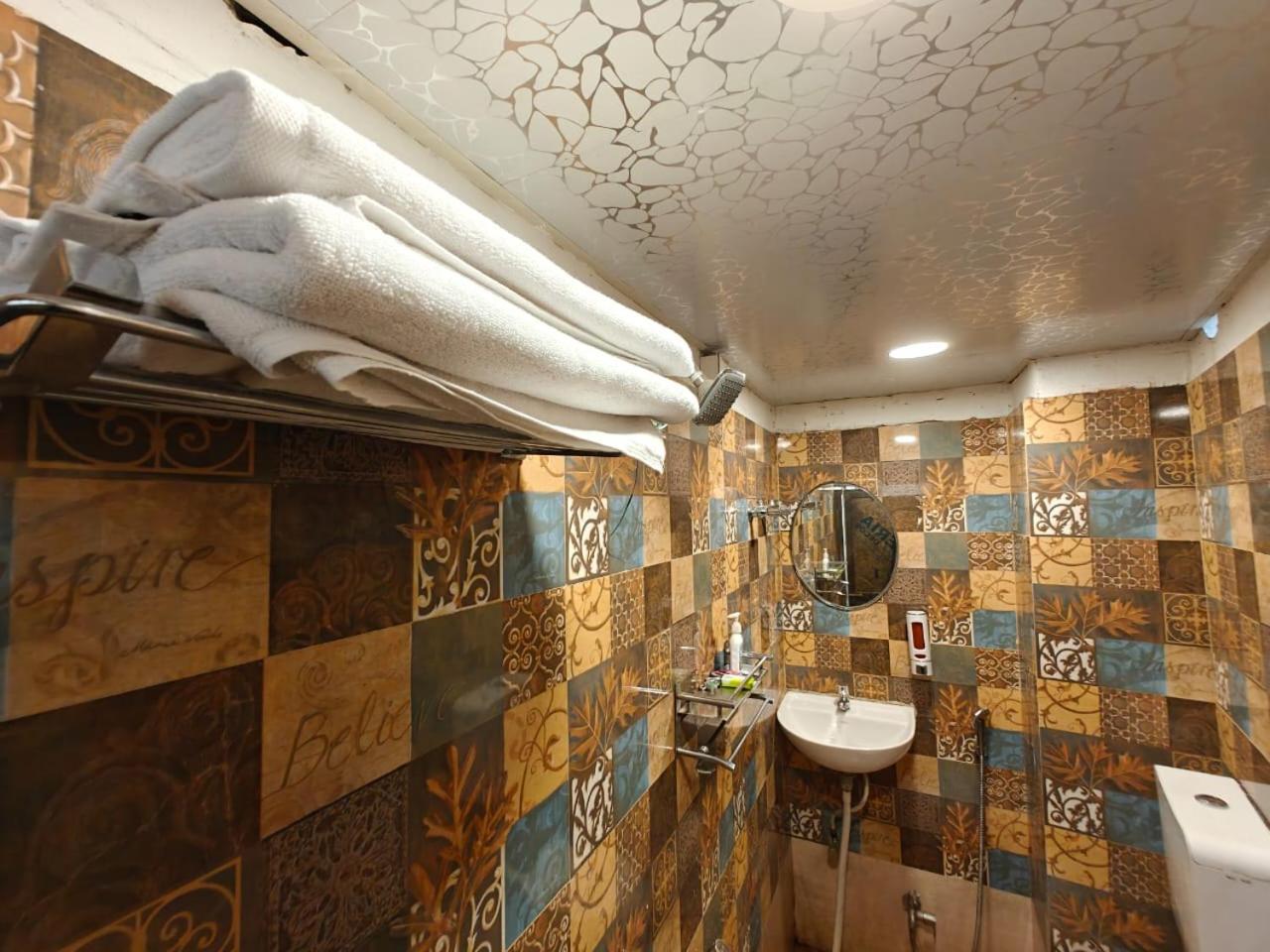 Guest house Shri Kailash Pati Guest House- Opposite Kashi Vishwanath Temple Varanasi