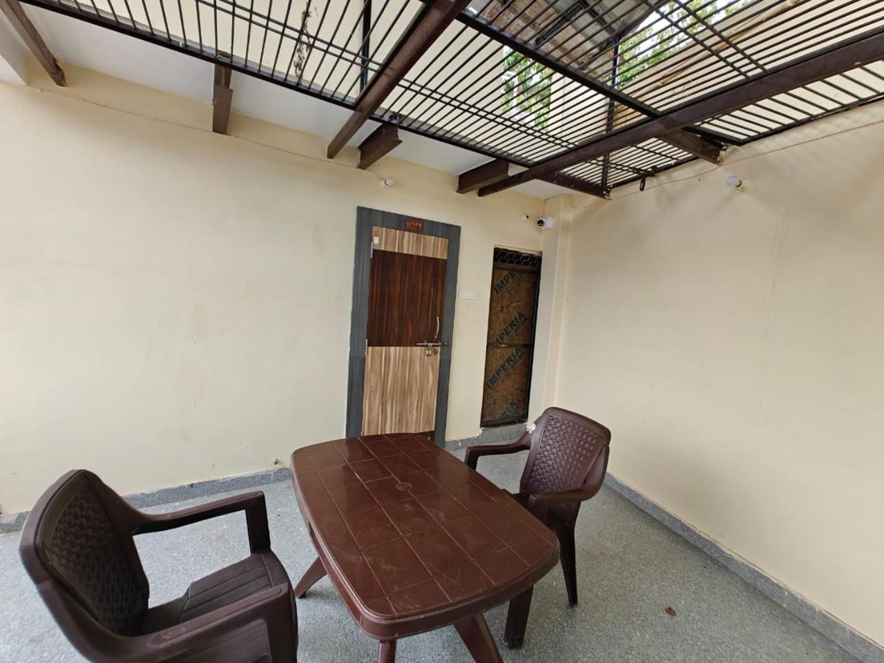 Shri Kailash Pati Guest House- Opposite Kashi Vishwanath Temple Guest house *