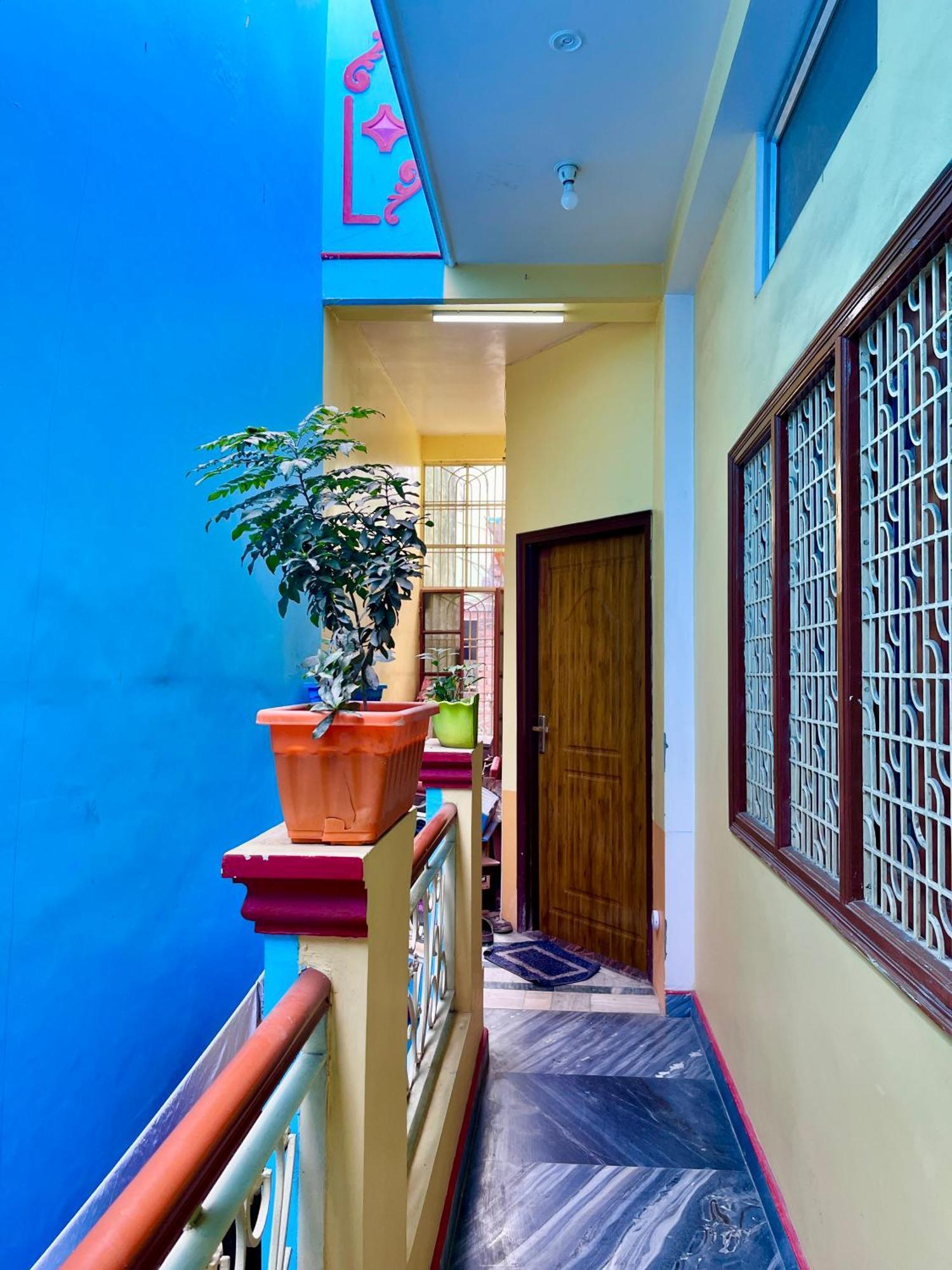 Trilok P - Dashashwamedh Ghat Near Kashi Vishwanath Temple Guest house