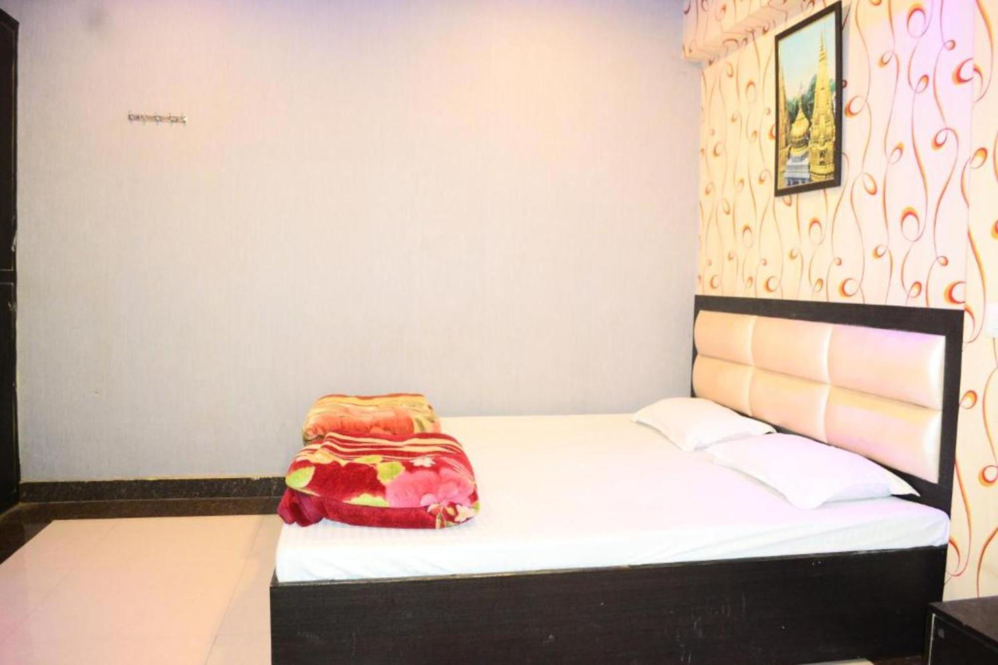 Hotel Grg H R Near Dashashwamedh Ghat 3*