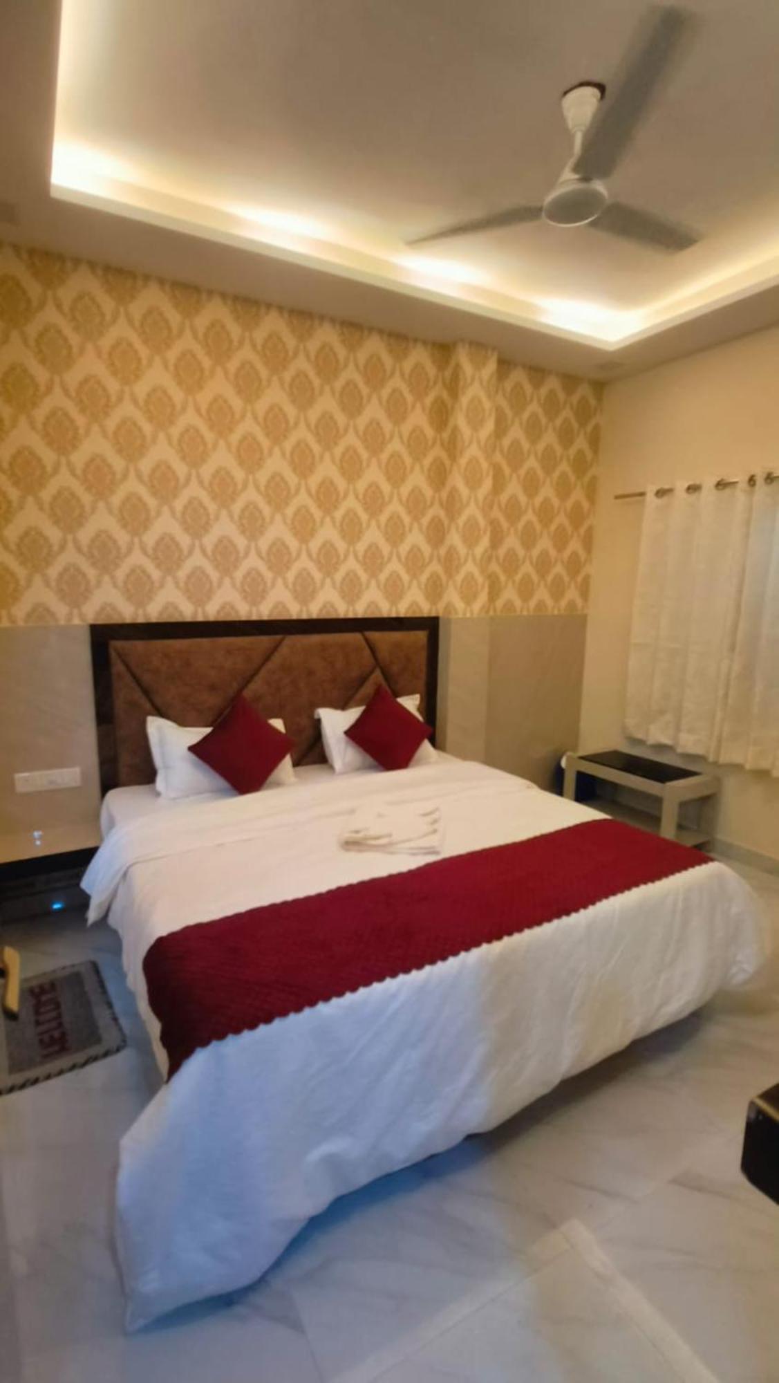 Prakash Residency Near Kashi Vishwanath Temple 700m 3*