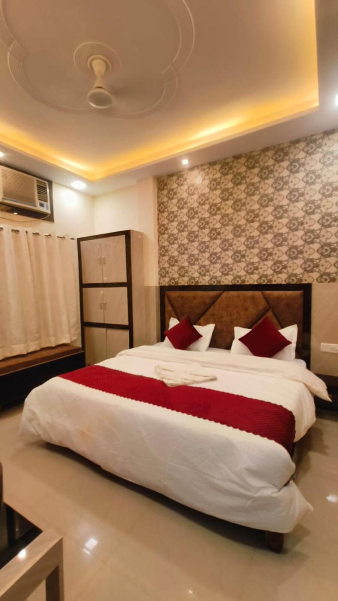 Hotel Prakash Residency Near Kashi Vishwanath Temple 700m