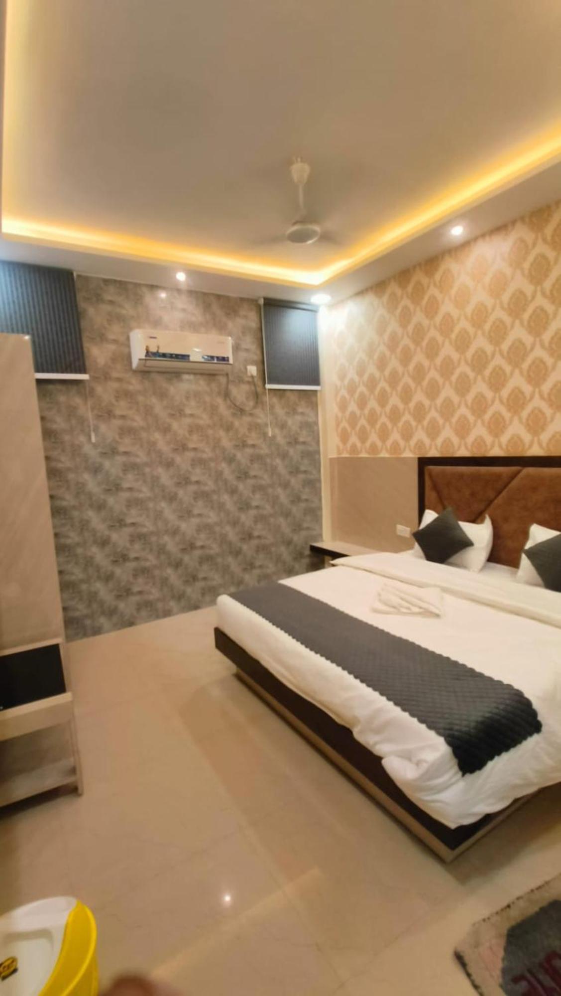 Prakash Residency Near Kashi Vishwanath Temple 700m 3*