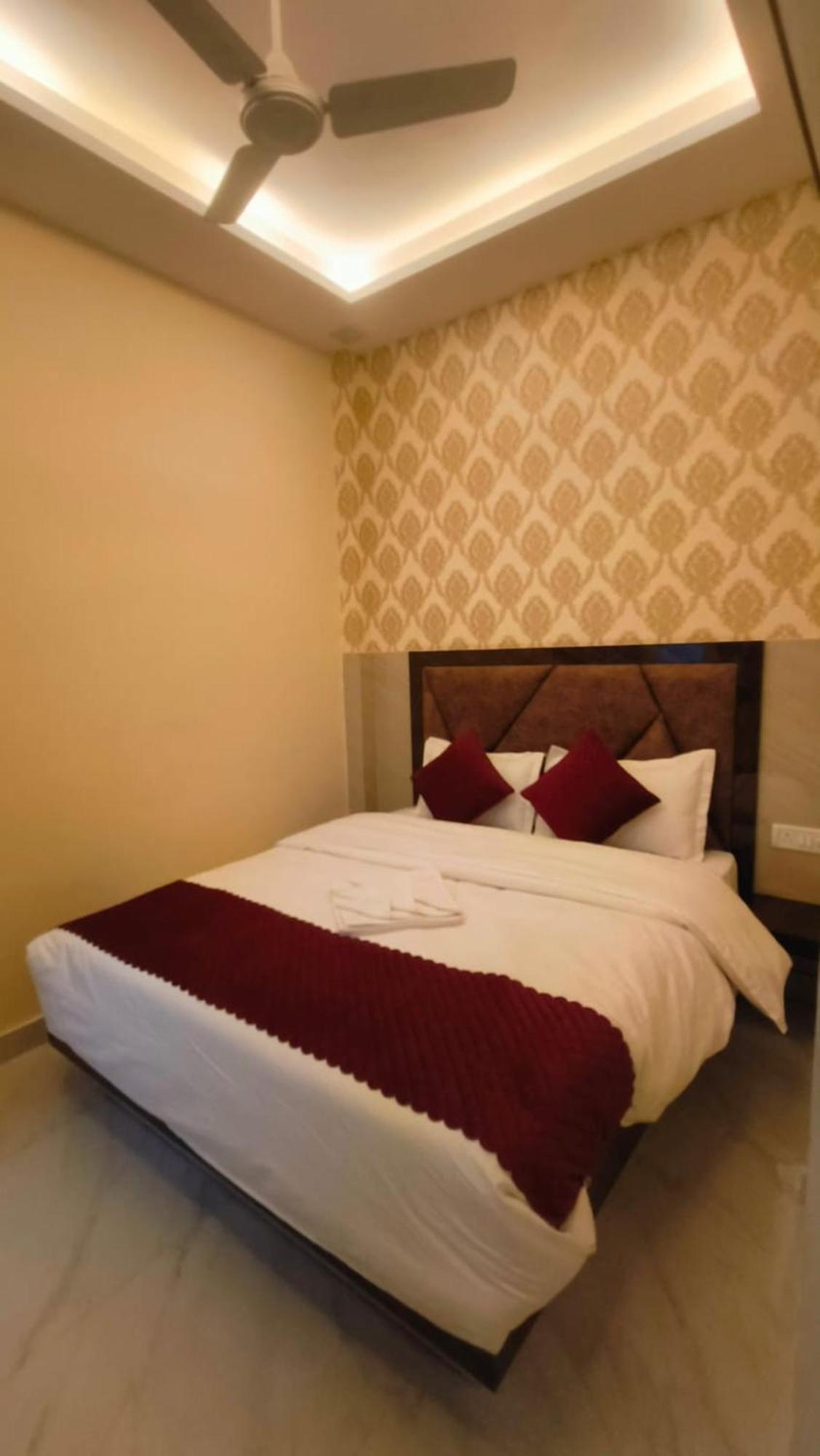 Prakash Residency Near Kashi Vishwanath Temple 700m