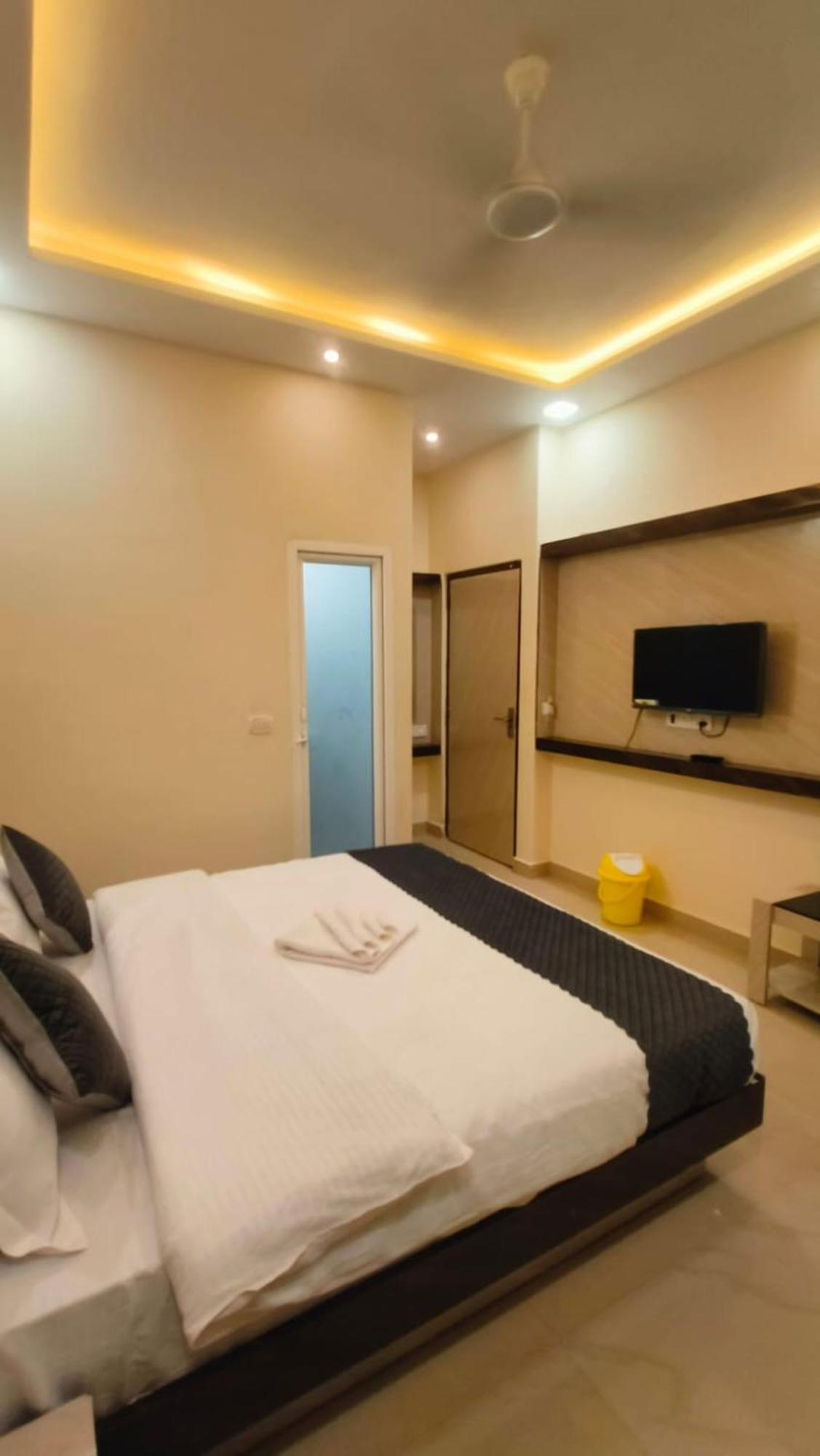 Hotel Prakash Residency Near Kashi Vishwanath Temple 700m