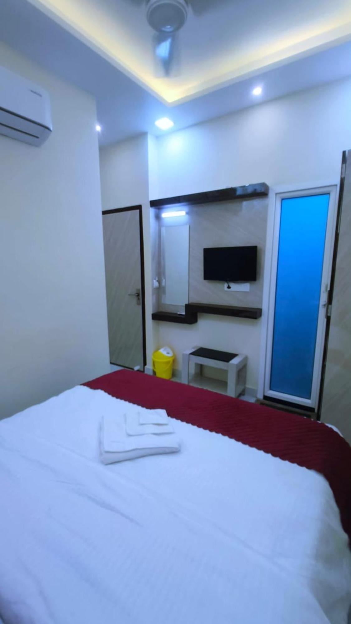 Prakash Residency Near Kashi Vishwanath Temple 700m 3*