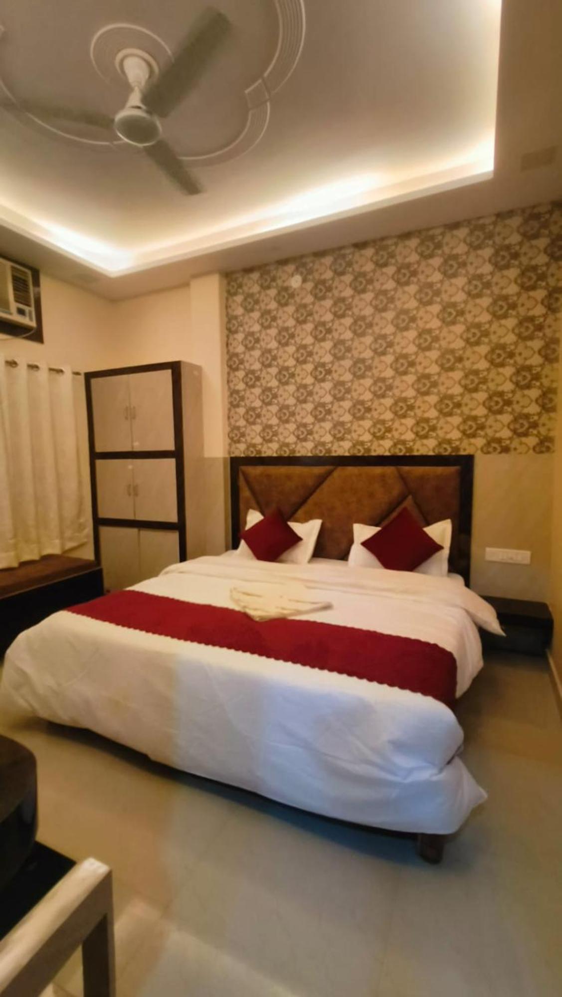 Prakash Residency Near Kashi Vishwanath Temple 700m 3*