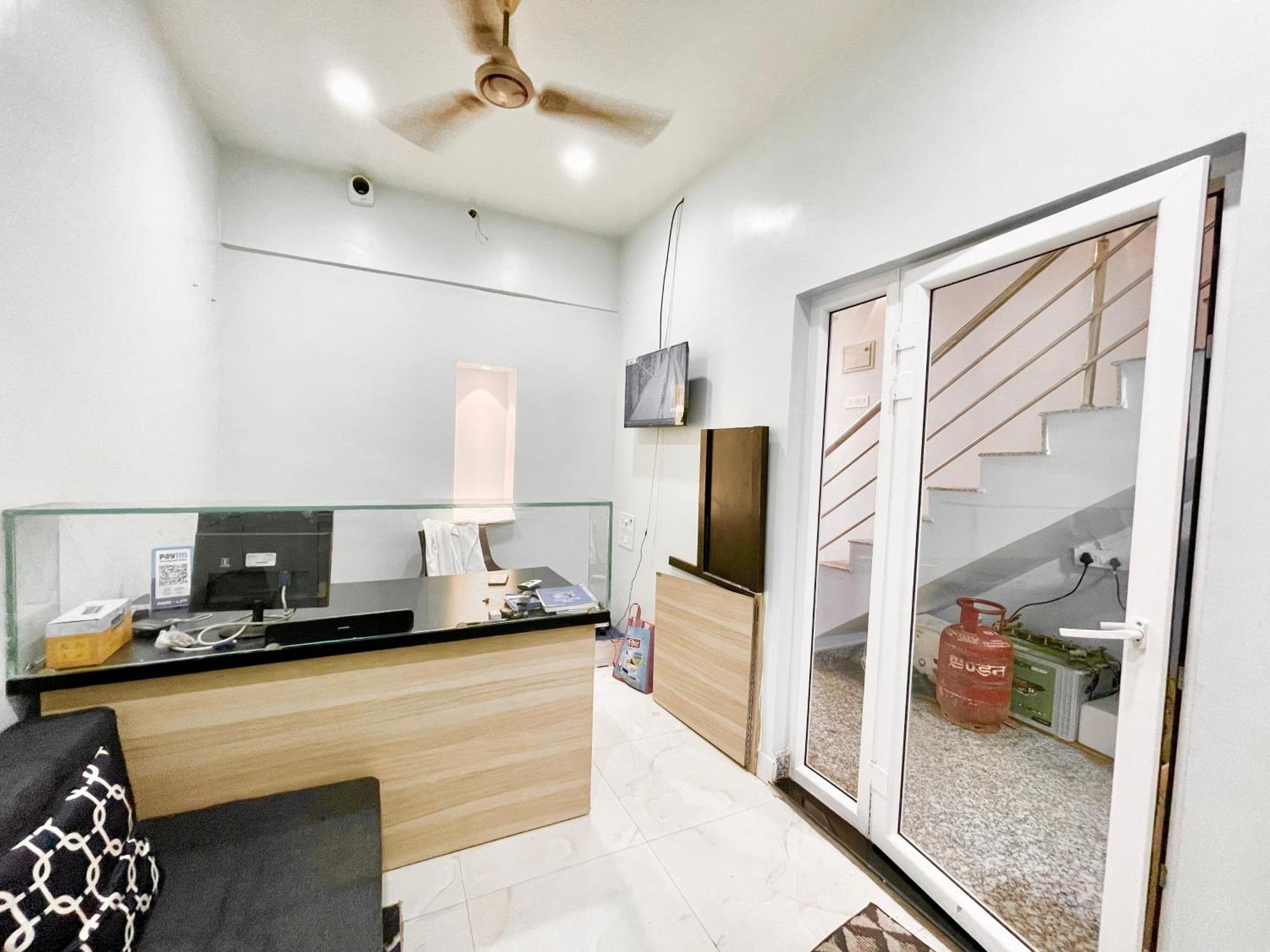 The Banaras ! होटल द बनारस स्टे, பனாரஸ் தங்கும் ஹோட்டல்f, Air-conditioned With Off Site Parking Availability, Near Kashi Vishwanath Temple, And Ganga Ghat Hotel Varanasi