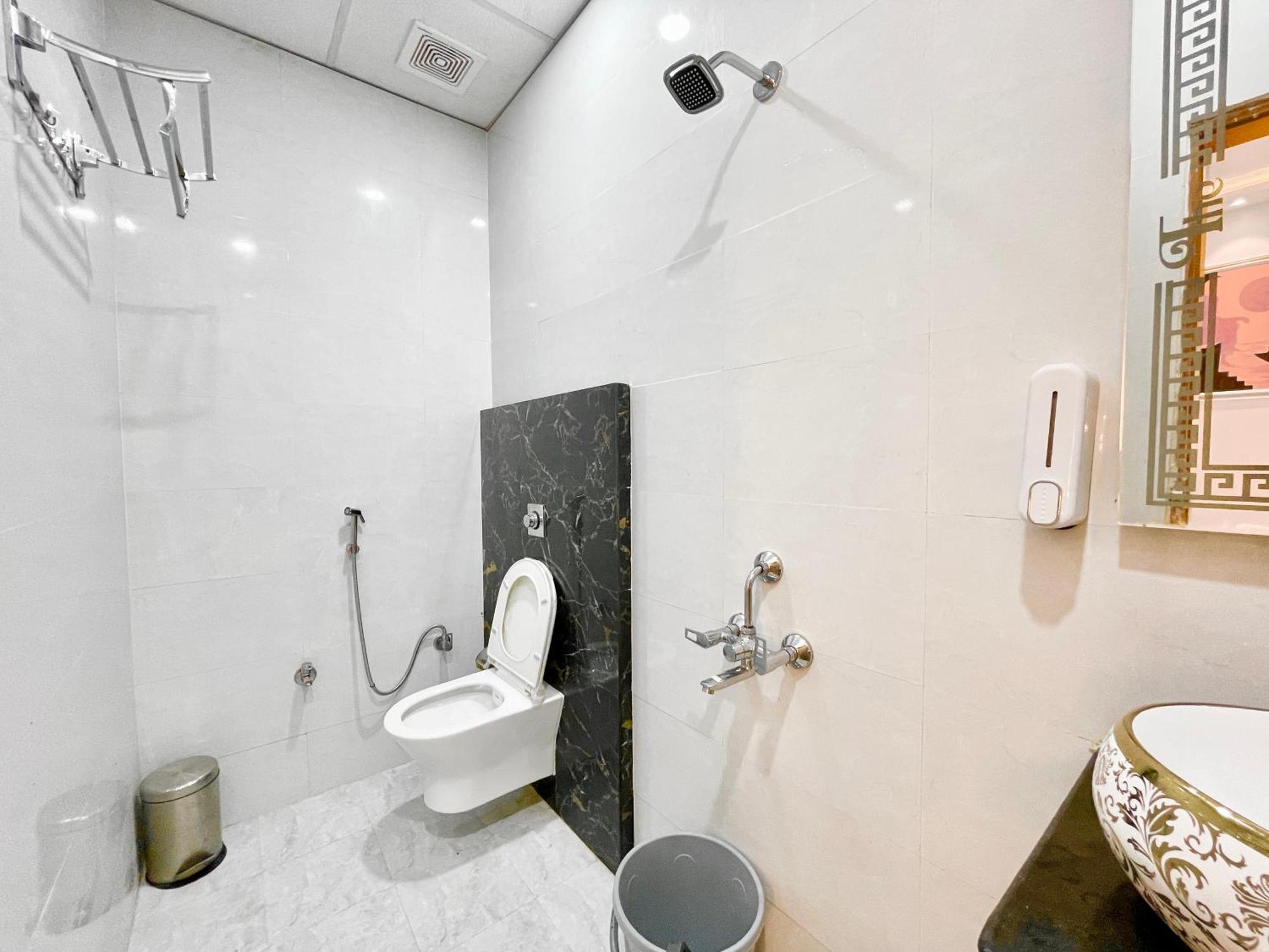 The Banaras ! होटल द बनारस स्टे, பனாரஸ் தங்கும் ஹோட்டல்f, Air-conditioned With Off Site Parking Availability, Near Kashi Vishwanath Temple, And Ganga Ghat 4* Varanasi