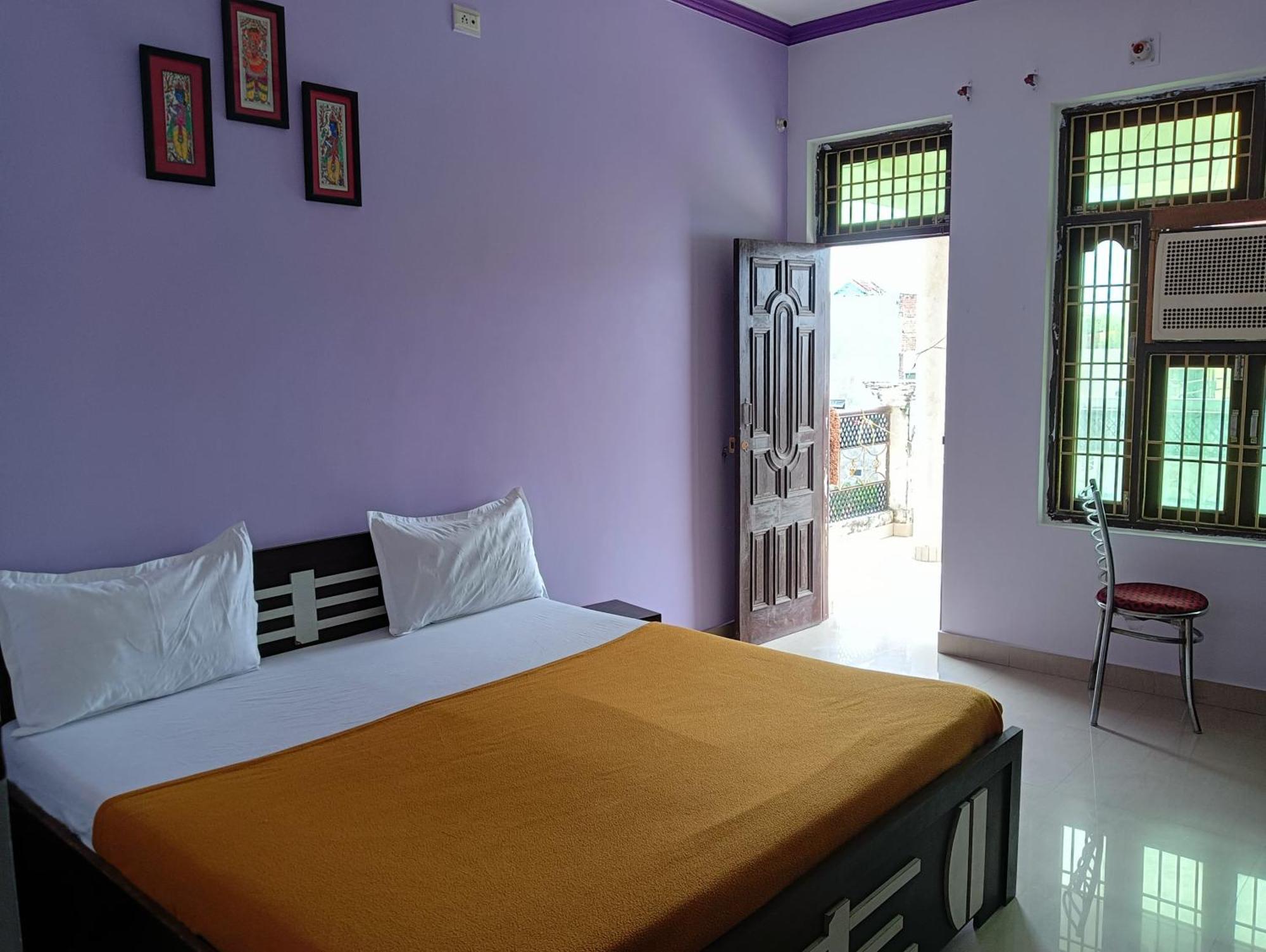 Hotel Varuna Palace , Near Mandir & Ghat's 3*