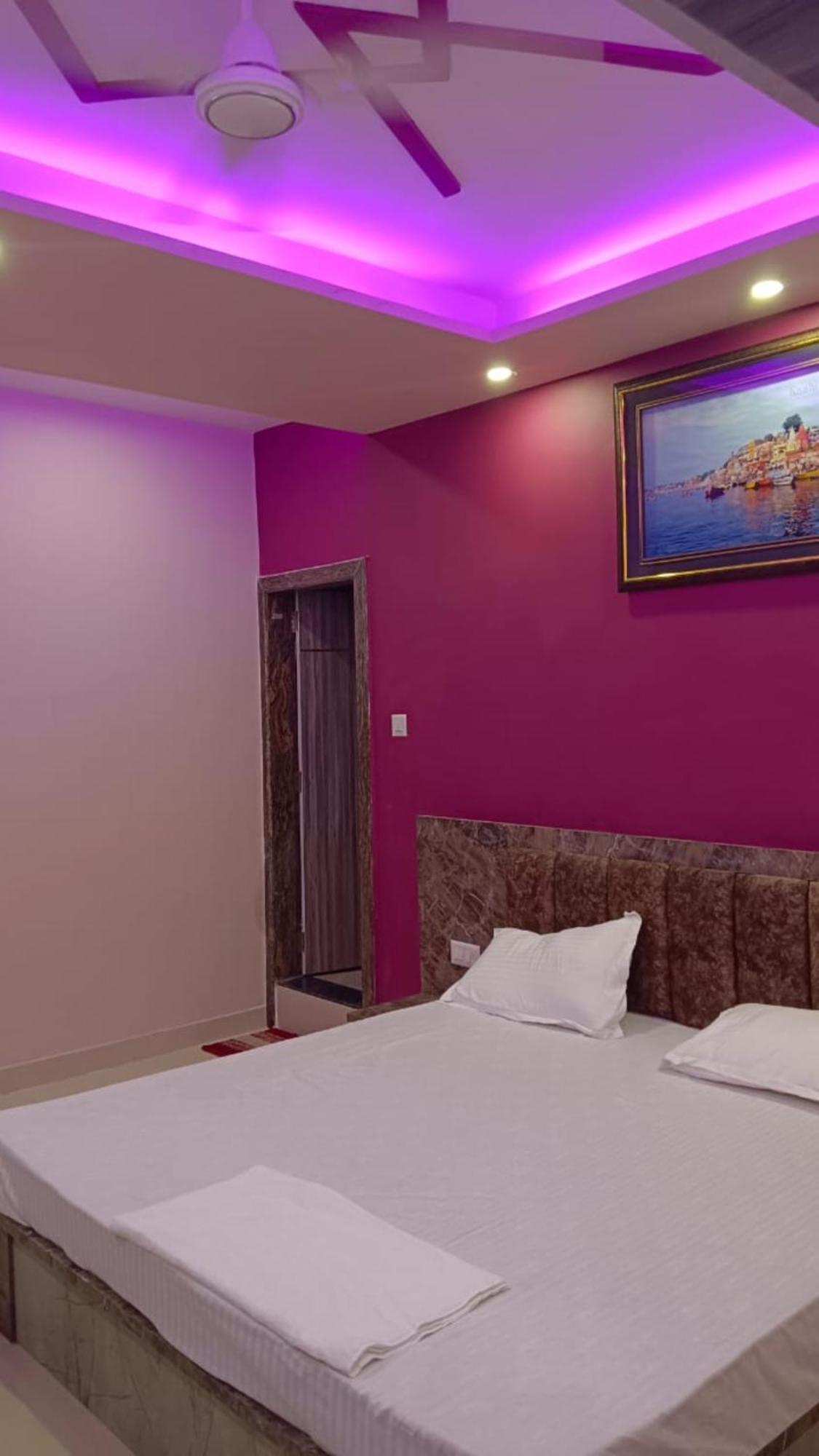 Goroomgo Kashi Raj Ghat Near Ganga Rajghat - Kashi Railway Station 500 - Kashi Vishwanath Temple - Hotel-at-prime-location Spacious-room With-wi-fi & Parking Availability, 3*