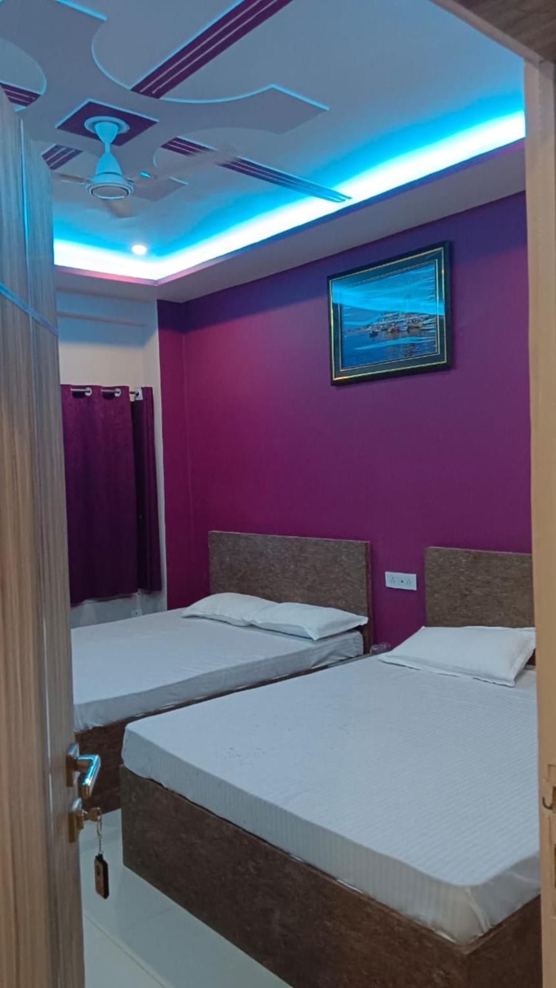 Hotel Goroomgo Kashi Raj Ghat Near Ganga Rajghat - Kashi Railway Station 500 - Kashi Vishwanath Temple - Hotel-at-prime-location Spacious-room With-wi-fi & Parking Availability,