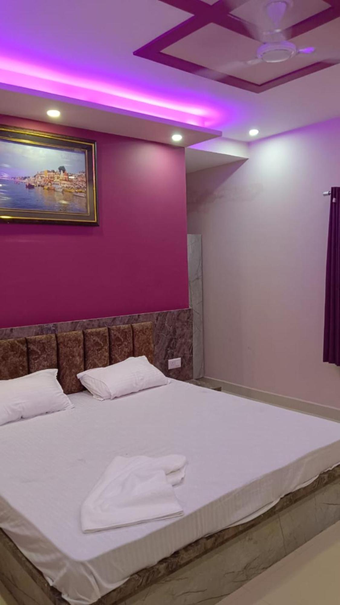 Goroomgo Kashi Raj Ghat Near Ganga Rajghat - Kashi Railway Station 500 - Kashi Vishwanath Temple - Hotel-at-prime-location Spacious-room With-wi-fi & Parking Availability,