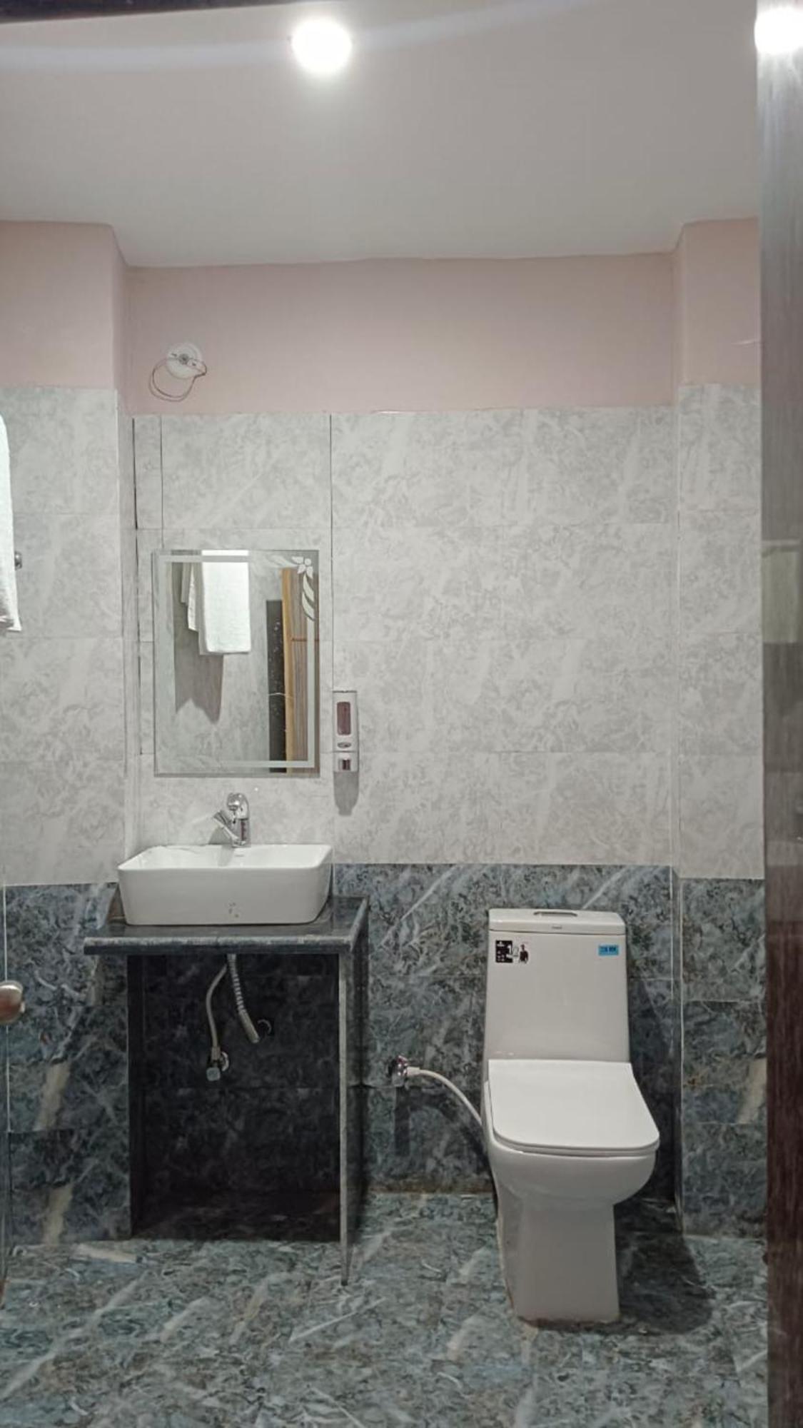 Goroomgo Kashi Raj Ghat Near Ganga Rajghat - Kashi Railway Station 500 - Kashi Vishwanath Temple - Hotel-at-prime-location Spacious-room With-wi-fi & Parking Availability, Hotel 3*
