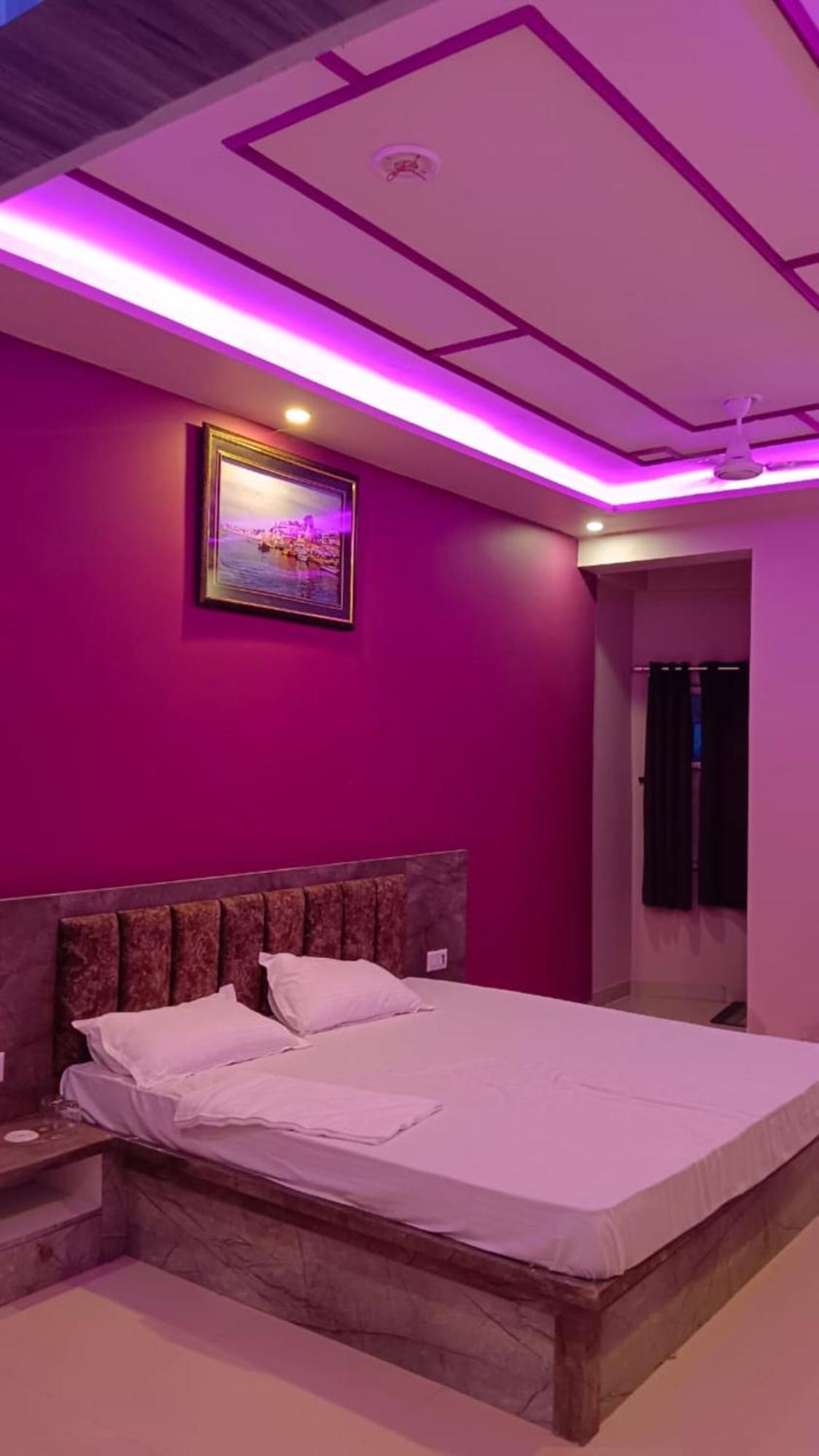 Goroomgo Kashi Raj Ghat Near Ganga Rajghat - Kashi Railway Station 500 - Kashi Vishwanath Temple - Hotel-at-prime-location Spacious-room With-wi-fi & Parking Availability, Varanasi