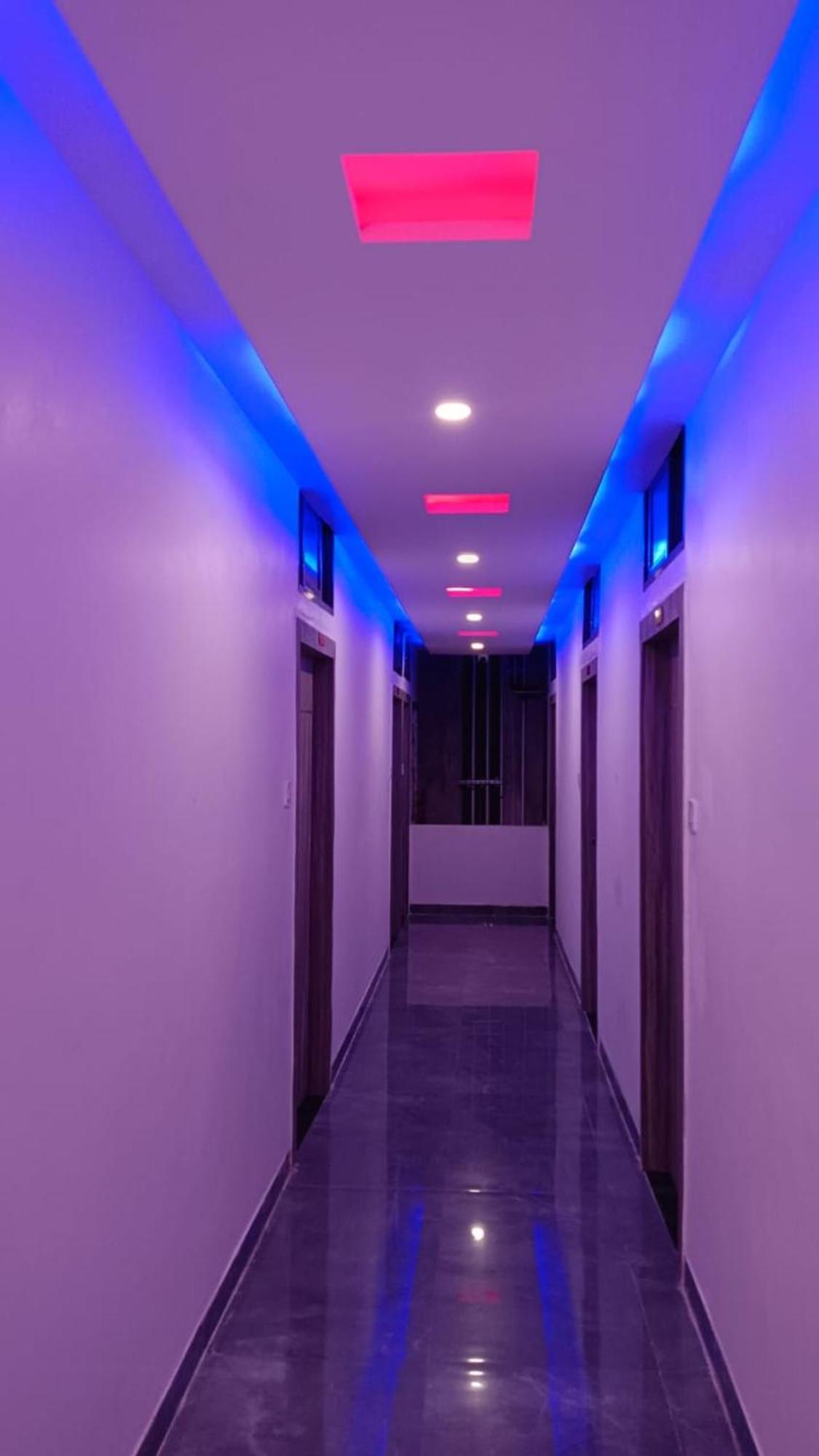 Goroomgo Kashi Raj Ghat Near Ganga Rajghat - Kashi Railway Station 500 - Kashi Vishwanath Temple - Hotel-at-prime-location Spacious-room With-wi-fi & Parking Availability, 3* Varanasi