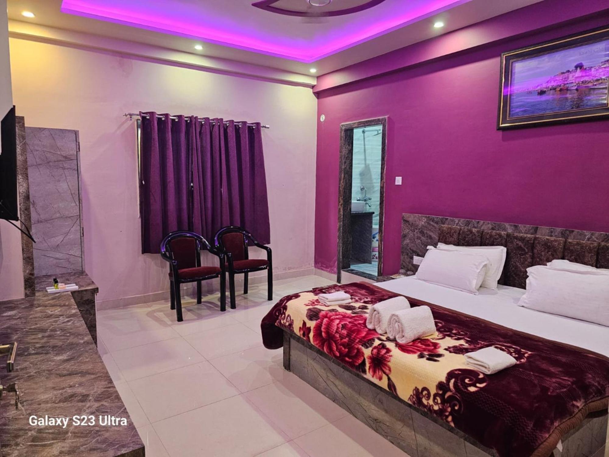 Goroomgo Kashi Raj Ghat Near Ganga Rajghat - Kashi Railway Station 500 - Kashi Vishwanath Temple - Hotel-at-prime-location Spacious-room With-wi-fi & Parking Availability, Hotel