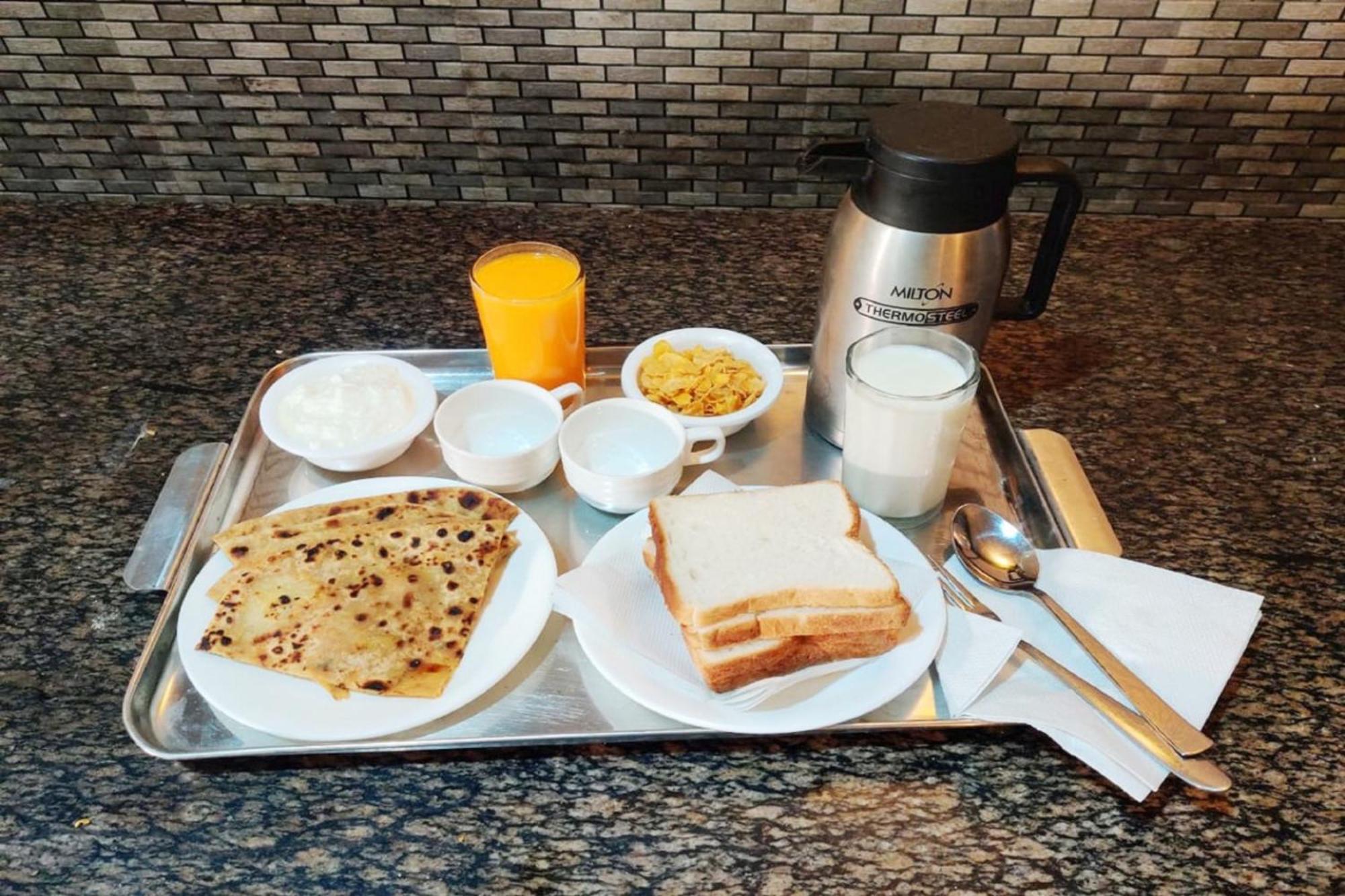 Hotel Goroomgo Kashi Raj Ghat Near Ganga Rajghat - Kashi Railway Station 500 - Kashi Vishwanath Temple - Hotel-at-prime-location Spacious-room With-wi-fi & Parking Availability,