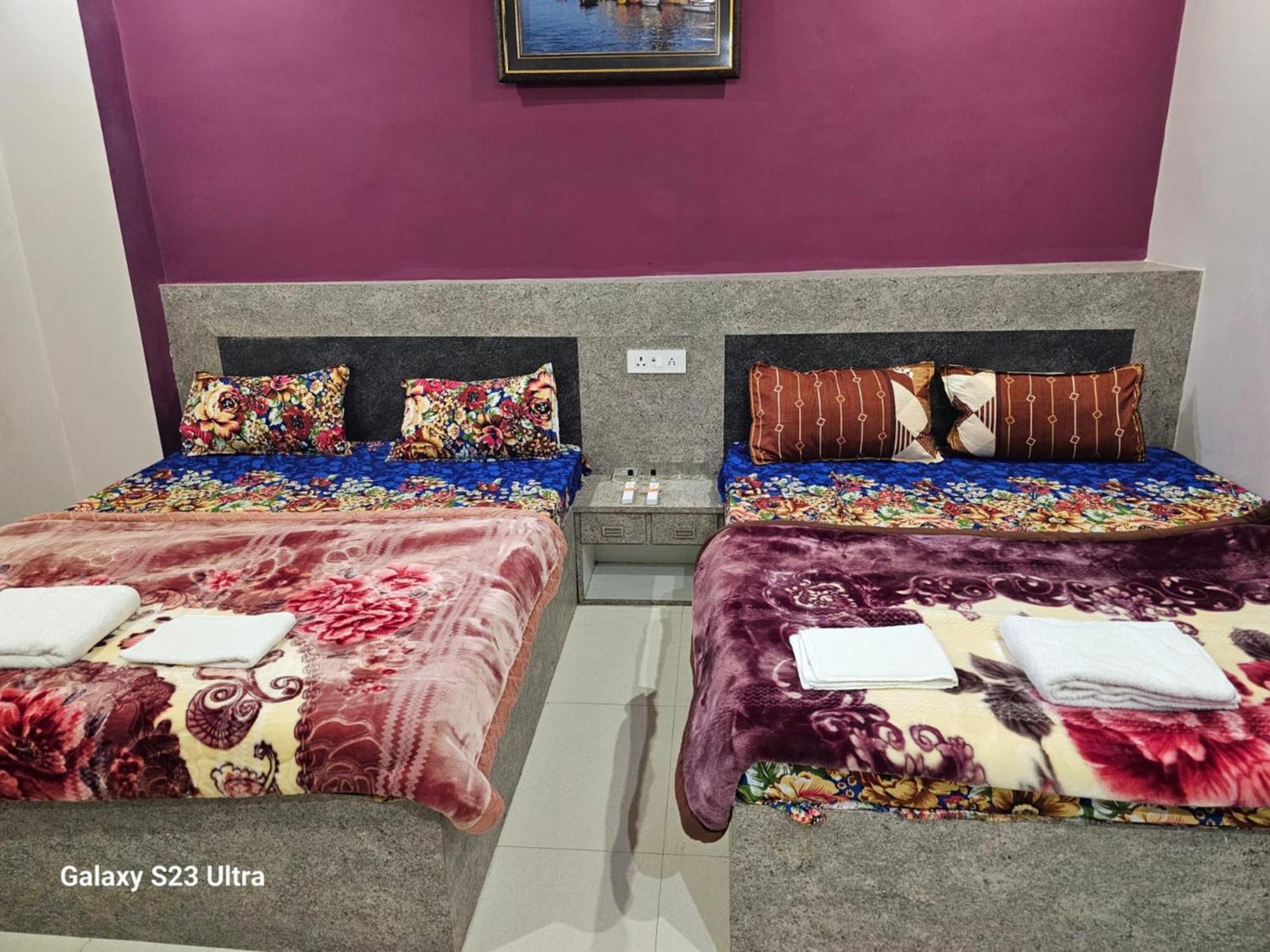 Goroomgo Kashi Raj Ghat Near Ganga Rajghat - Kashi Railway Station 500 - Kashi Vishwanath Temple - Hotel-at-prime-location Spacious-room With-wi-fi & Parking Availability, Hotel 3*