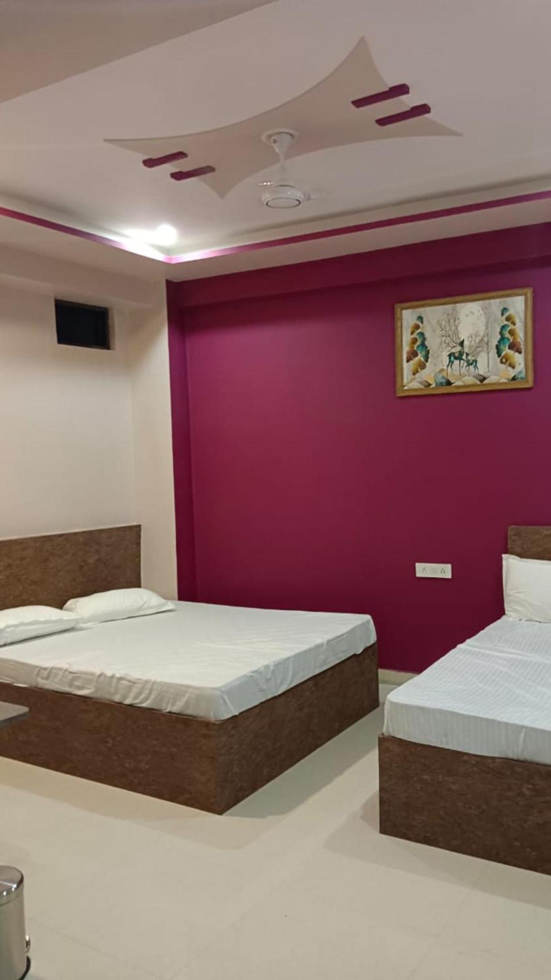 Goroomgo Kashi Raj Ghat Near Ganga Rajghat - Kashi Railway Station 500 - Kashi Vishwanath Temple - Hotel-at-prime-location Spacious-room With-wi-fi & Parking Availability, Hotel Varanasi
