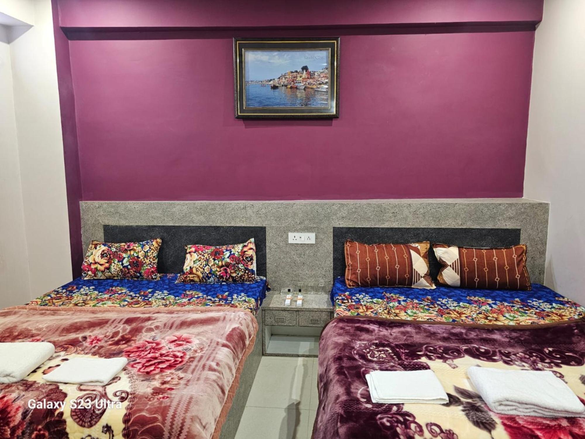Goroomgo Kashi Raj Ghat Near Ganga Rajghat - Kashi Railway Station 500 - Kashi Vishwanath Temple - Hotel-at-prime-location Spacious-room With-wi-fi & Parking Availability, Hotel Varanasi