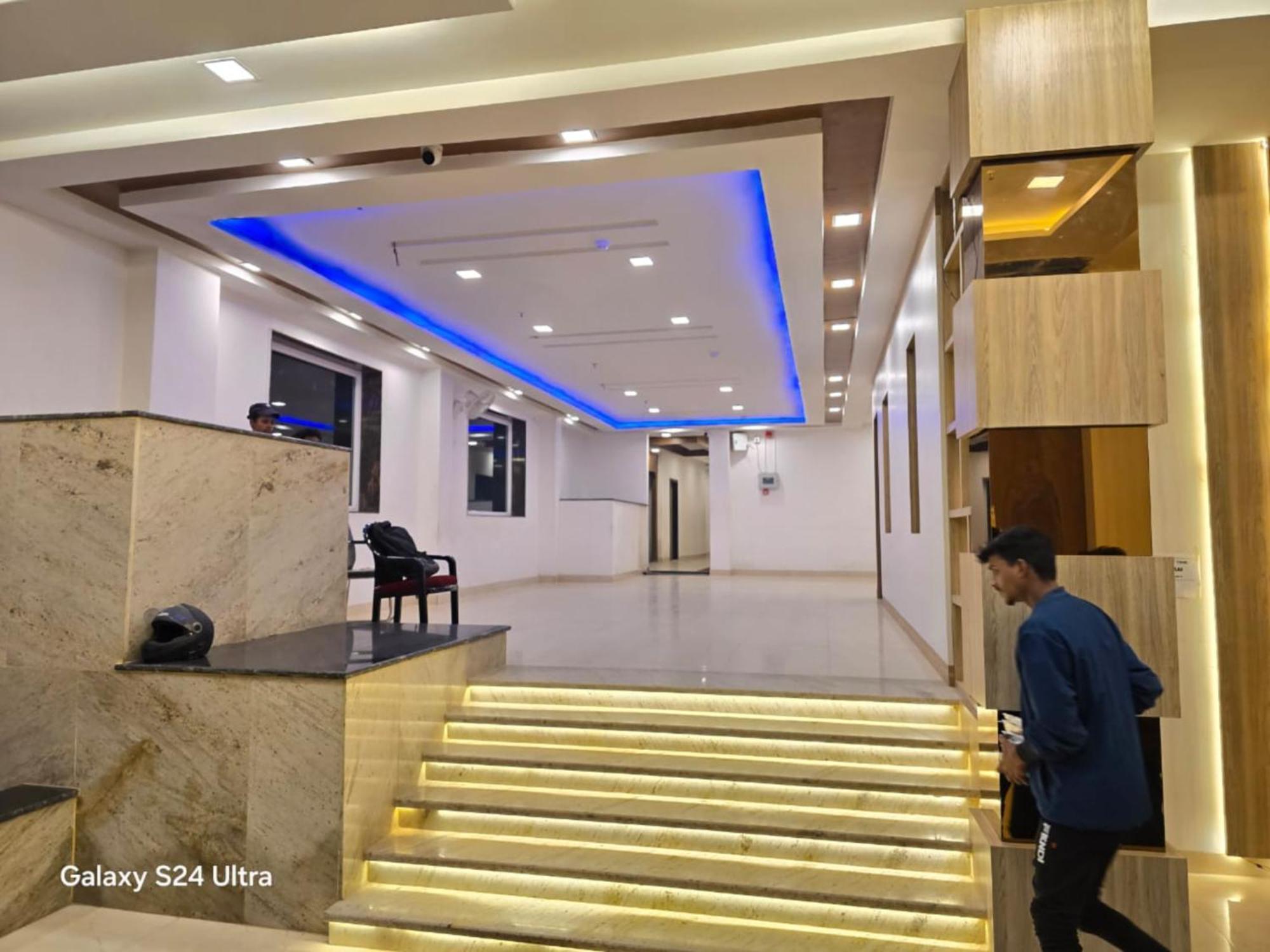 Goroomgo Kashi Raj Ghat Near Ganga Rajghat - Kashi Railway Station 500 - Kashi Vishwanath Temple - Hotel-at-prime-location Spacious-room With-wi-fi & Parking Availability, Hotel 3*