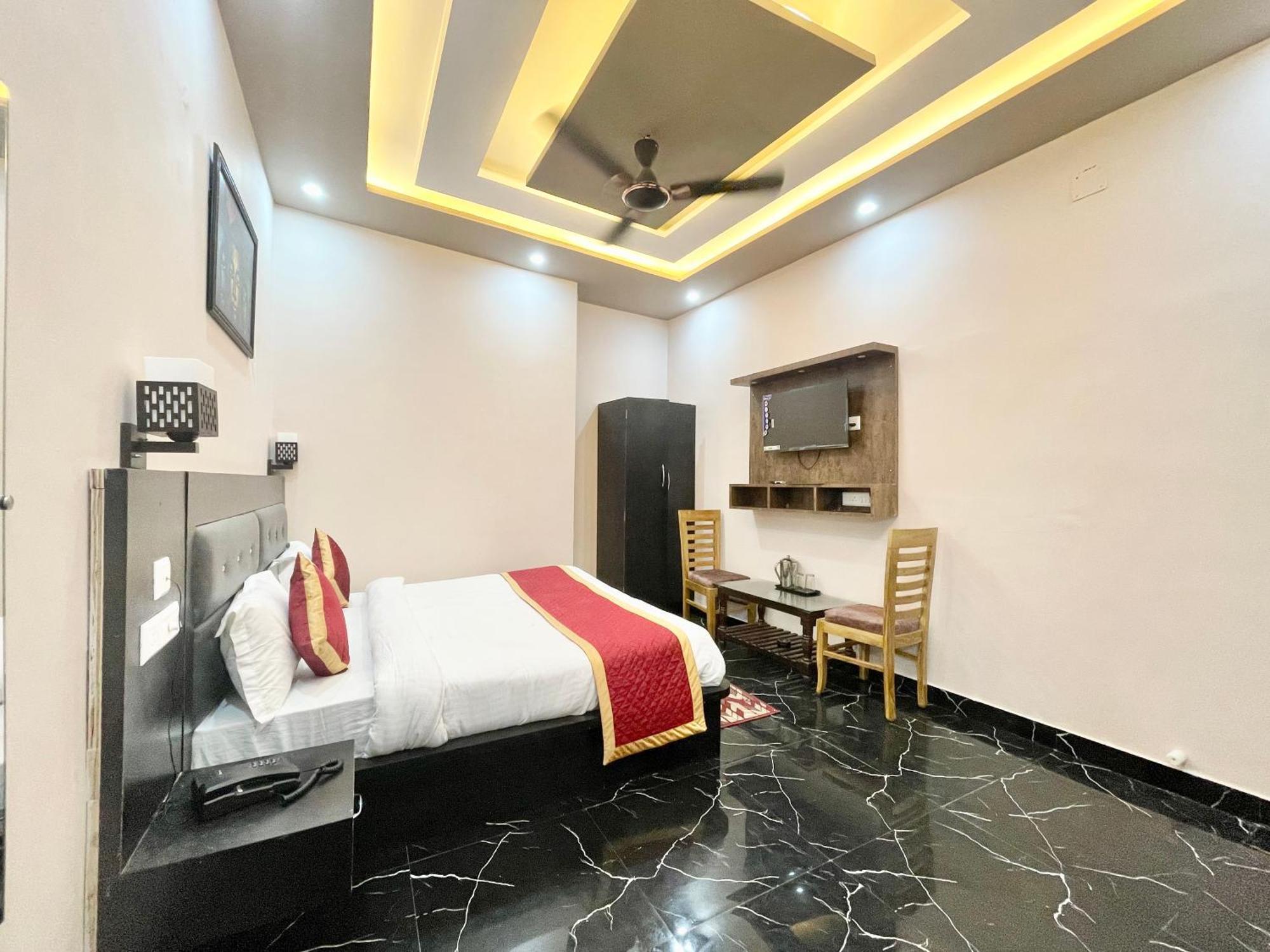Psr Prem-shobha Residency ! Fully-air-conditioned At Prime Location With Off Site Parking Availability, Near Kashi Vishwanath Temple, And Ganga Ghat - 2 *