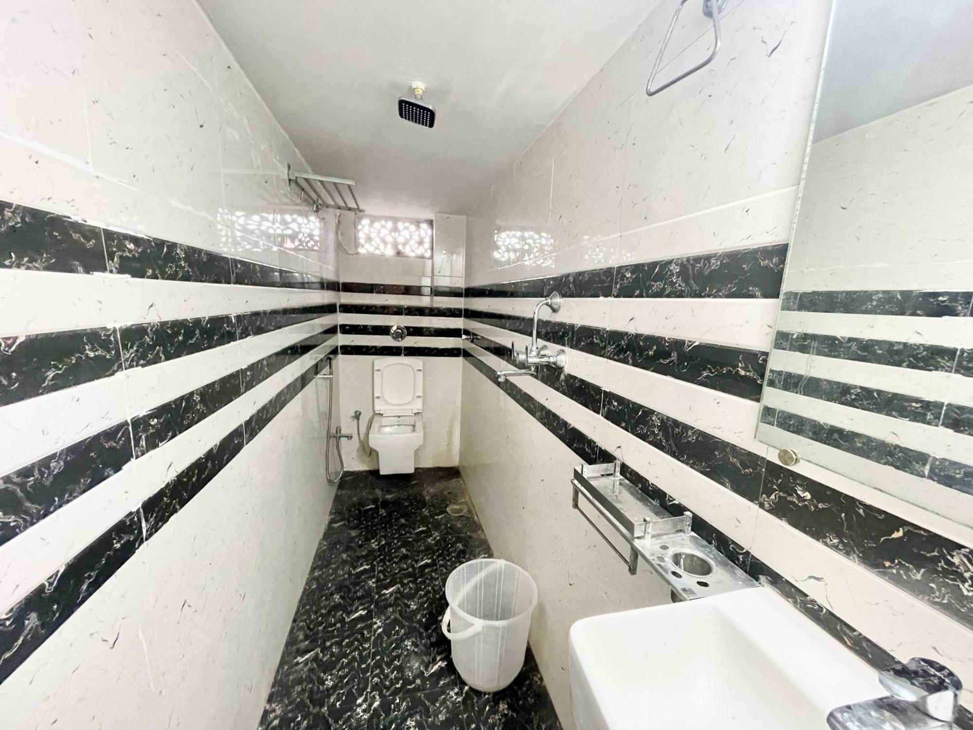Hotel Psr Prem-shobha Residency ! Fully-air-conditioned At Prime Location With Off Site Parking Availability, Near Kashi Vishwanath Temple, And Ganga Ghat - 2