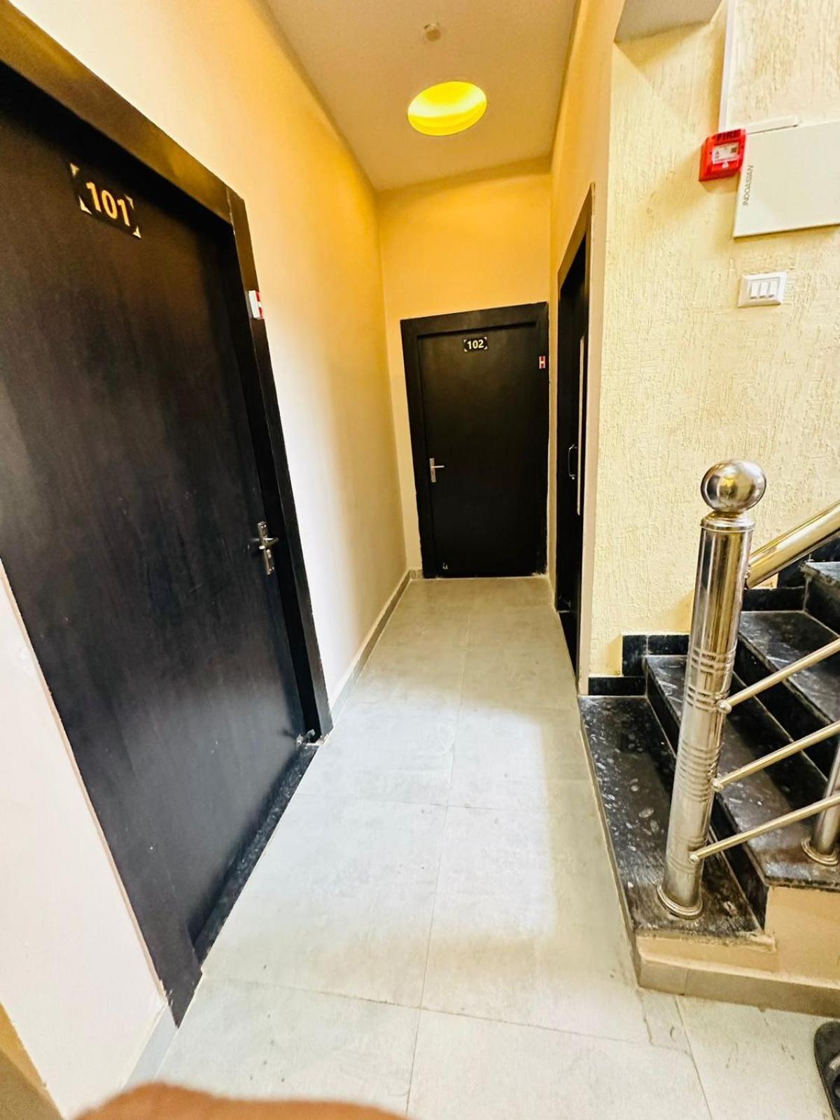 Psr Prem-shobha Residency ! Fully-air-conditioned At Prime Location With Off Site Parking Availability, Near Kashi Vishwanath Temple, And Ganga Ghat - 2 *