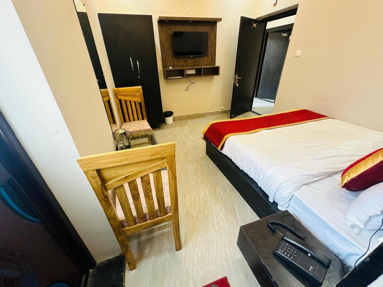 Psr Prem-shobha Residency ! Fully-air-conditioned At Prime Location With Off Site Parking Availability, Near Kashi Vishwanath Temple, And Ganga Ghat - 2 Varanasi