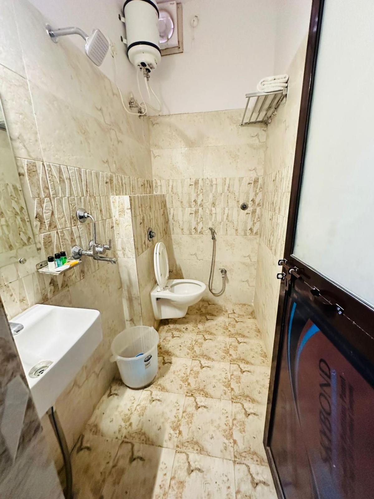 Psr Prem-shobha Residency ! Fully-air-conditioned At Prime Location With Off Site Parking Availability, Near Kashi Vishwanath Temple, And Ganga Ghat - 2 * Varanasi