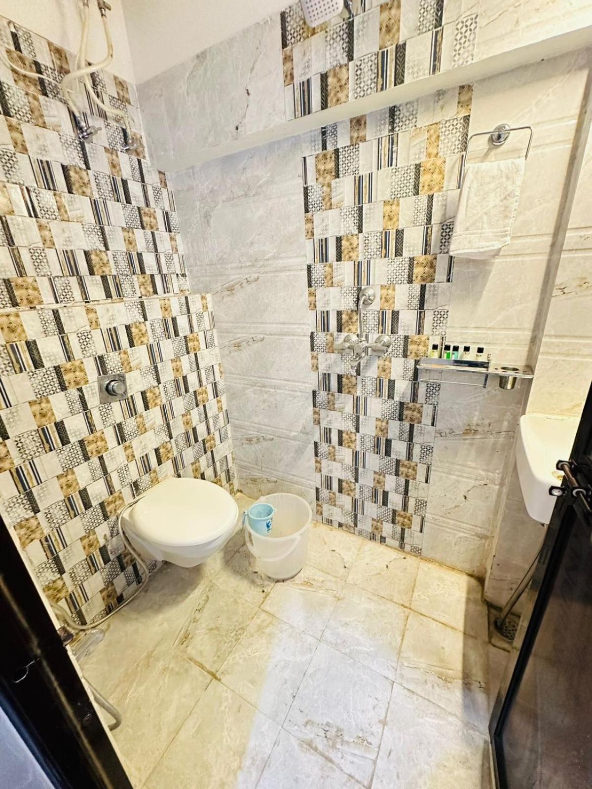 Psr Prem-shobha Residency ! Fully-air-conditioned At Prime Location With Off Site Parking Availability, Near Kashi Vishwanath Temple, And Ganga Ghat - 2