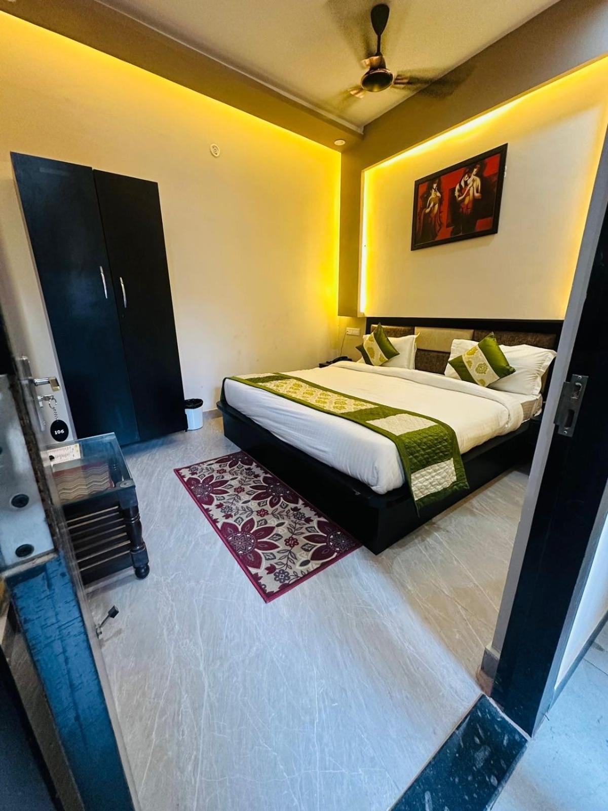 Psr Prem-shobha Residency ! Fully-air-conditioned At Prime Location With Off Site Parking Availability, Near Kashi Vishwanath Temple, And Ganga Ghat - 2 *