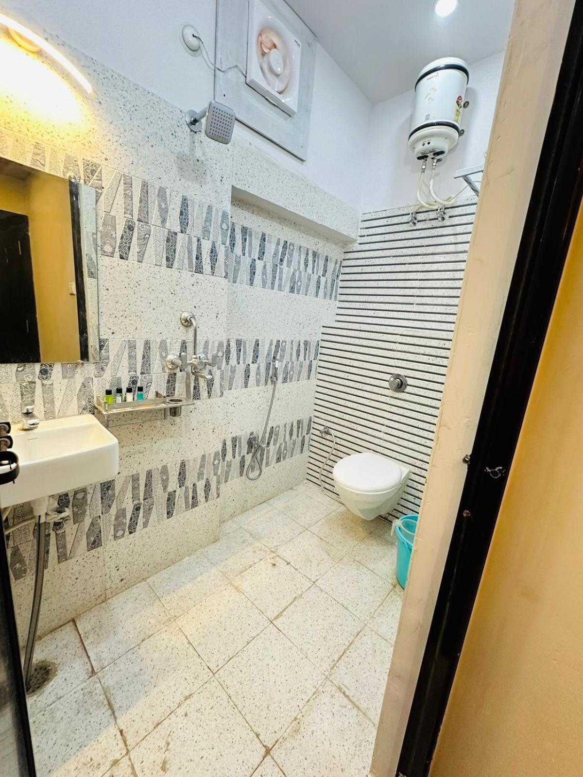 Psr Prem-shobha Residency ! Fully-air-conditioned At Prime Location With Off Site Parking Availability, Near Kashi Vishwanath Temple, And Ganga Ghat - 2 Hotel