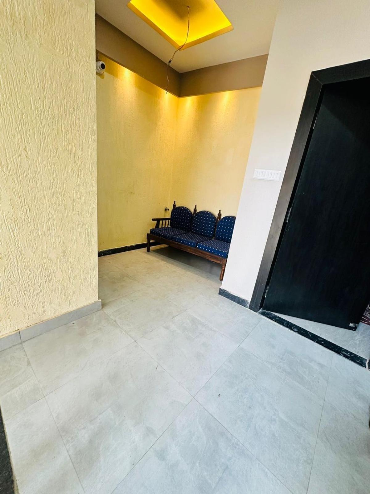 Psr Prem-shobha Residency ! Fully-air-conditioned At Prime Location With Off Site Parking Availability, Near Kashi Vishwanath Temple, And Ganga Ghat - 2