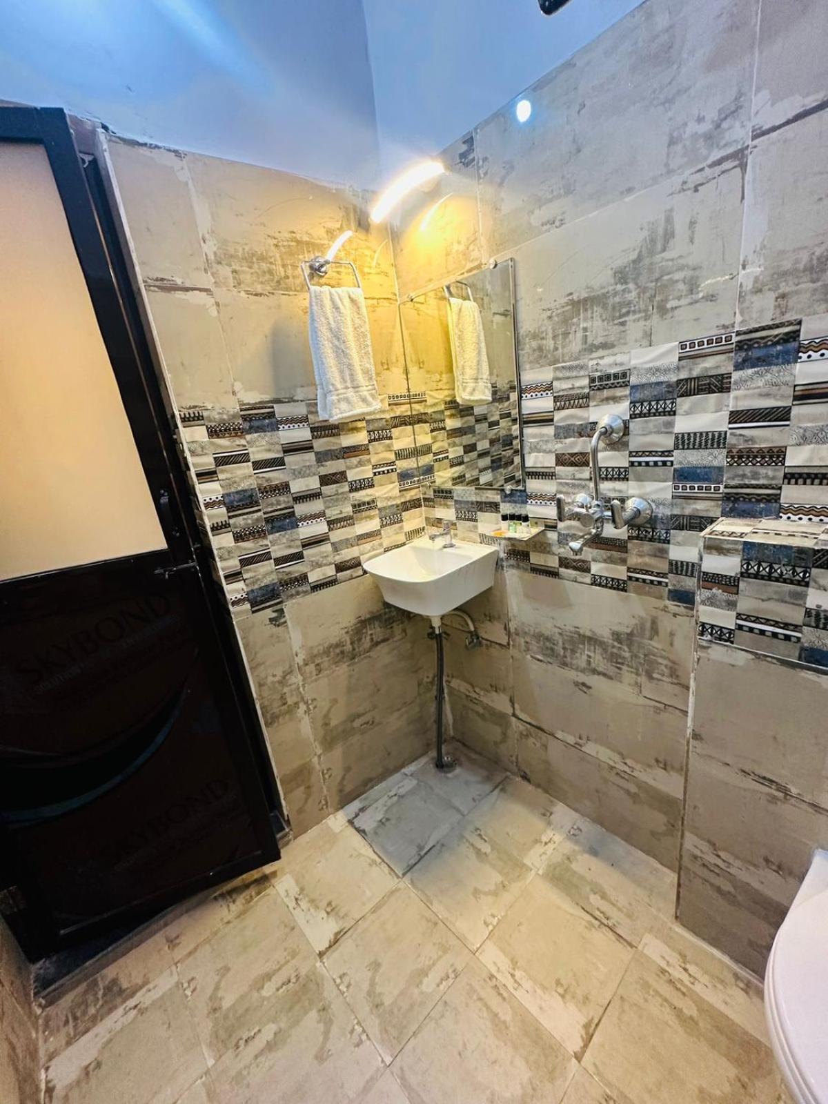 Psr Prem-shobha Residency ! Fully-air-conditioned At Prime Location With Off Site Parking Availability, Near Kashi Vishwanath Temple, And Ganga Ghat - 2 Hotel Varanasi