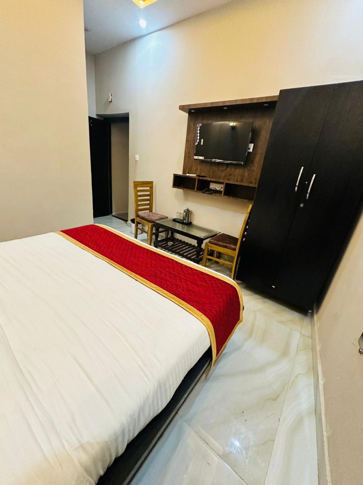 Psr Prem-shobha Residency ! Fully-air-conditioned At Prime Location With Off Site Parking Availability, Near Kashi Vishwanath Temple, And Ganga Ghat - 2 Varanasi