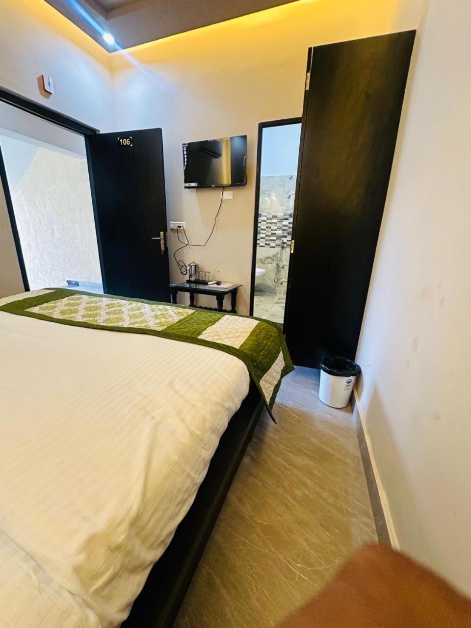 Psr Prem-shobha Residency ! Fully-air-conditioned At Prime Location With Off Site Parking Availability, Near Kashi Vishwanath Temple, And Ganga Ghat - 2 Hotel