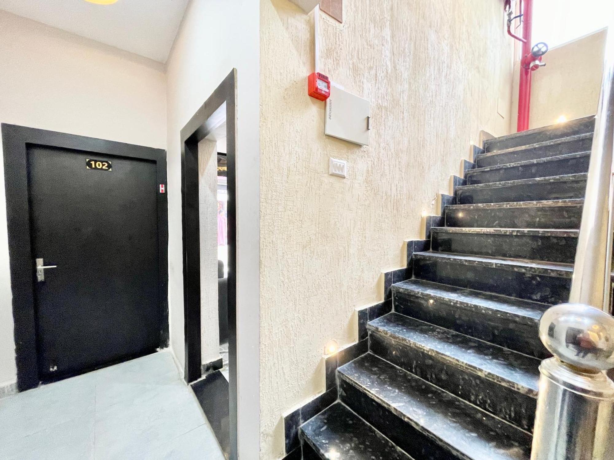 Psr Prem-shobha Residency ! Fully-air-conditioned At Prime Location With Off Site Parking Availability, Near Kashi Vishwanath Temple, And Ganga Ghat - 2 Hotel *