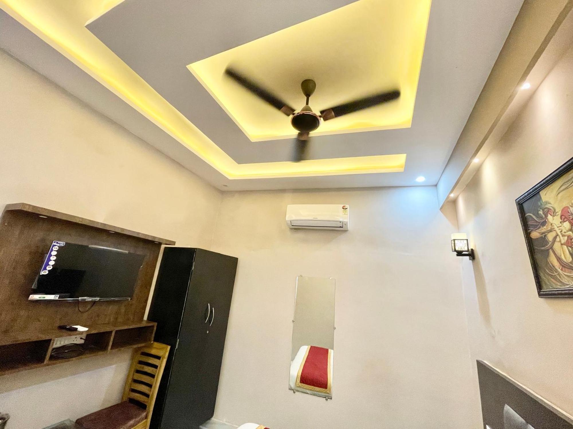 Hotel Psr Prem-shobha Residency ! Fully-air-conditioned At Prime Location With Off Site Parking Availability, Near Kashi Vishwanath Temple, And Ganga Ghat - 2 *