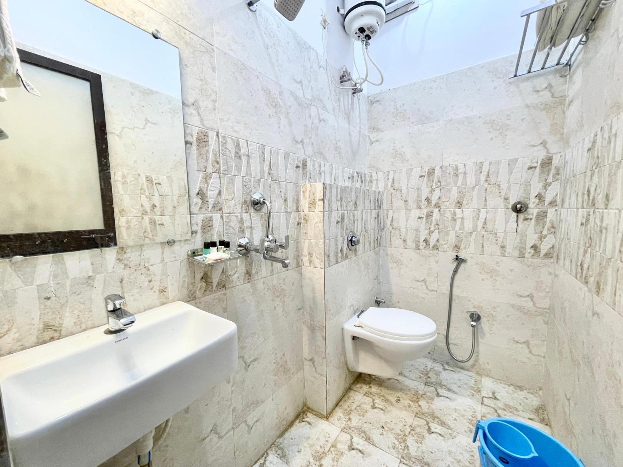 Psr Prem-shobha Residency ! Fully-air-conditioned At Prime Location With Off Site Parking Availability, Near Kashi Vishwanath Temple, And Ganga Ghat - 2