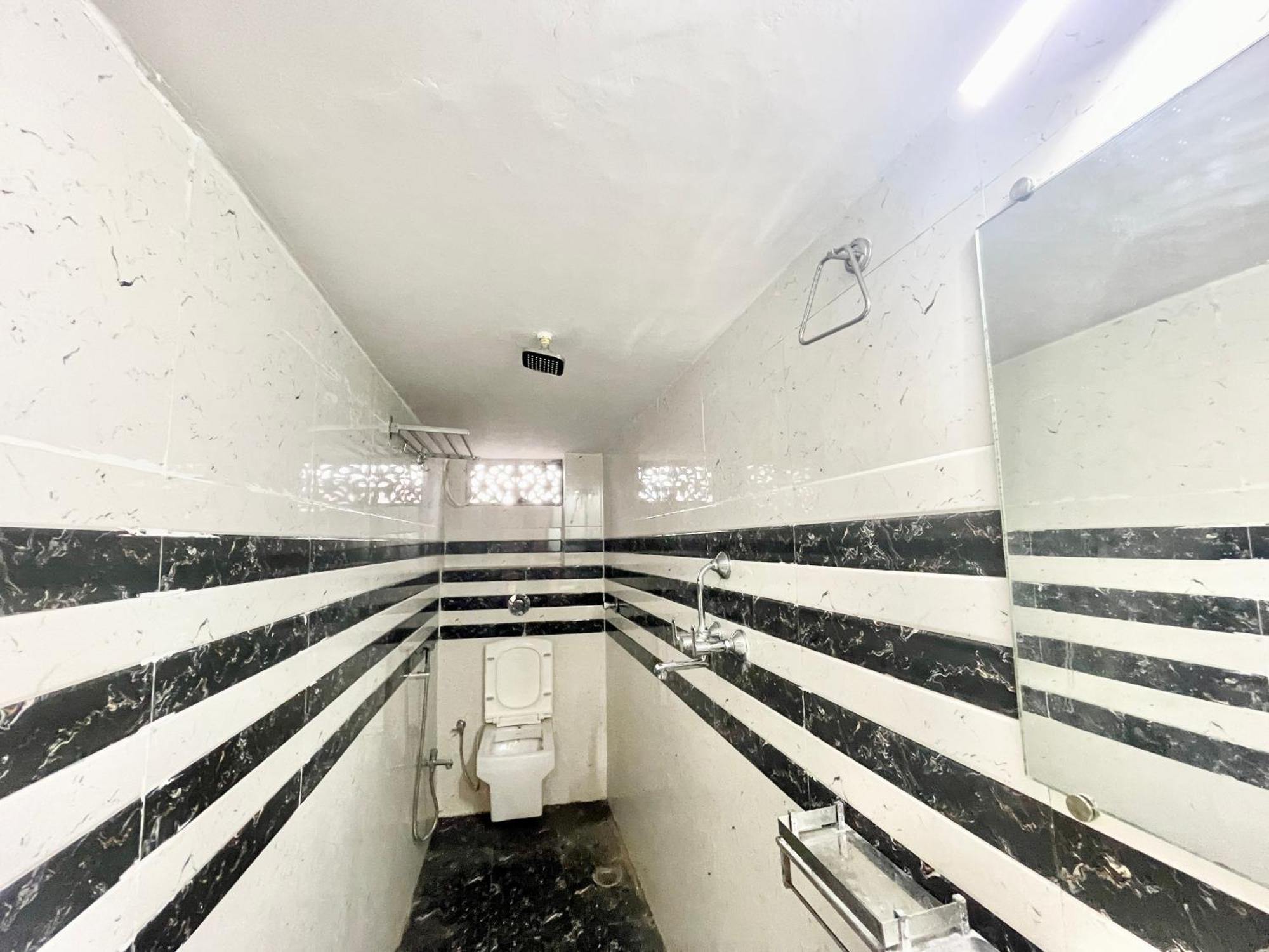 Hotel Psr Prem-shobha Residency ! Fully-air-conditioned At Prime Location With Off Site Parking Availability, Near Kashi Vishwanath Temple, And Ganga Ghat - 2 Varanasi