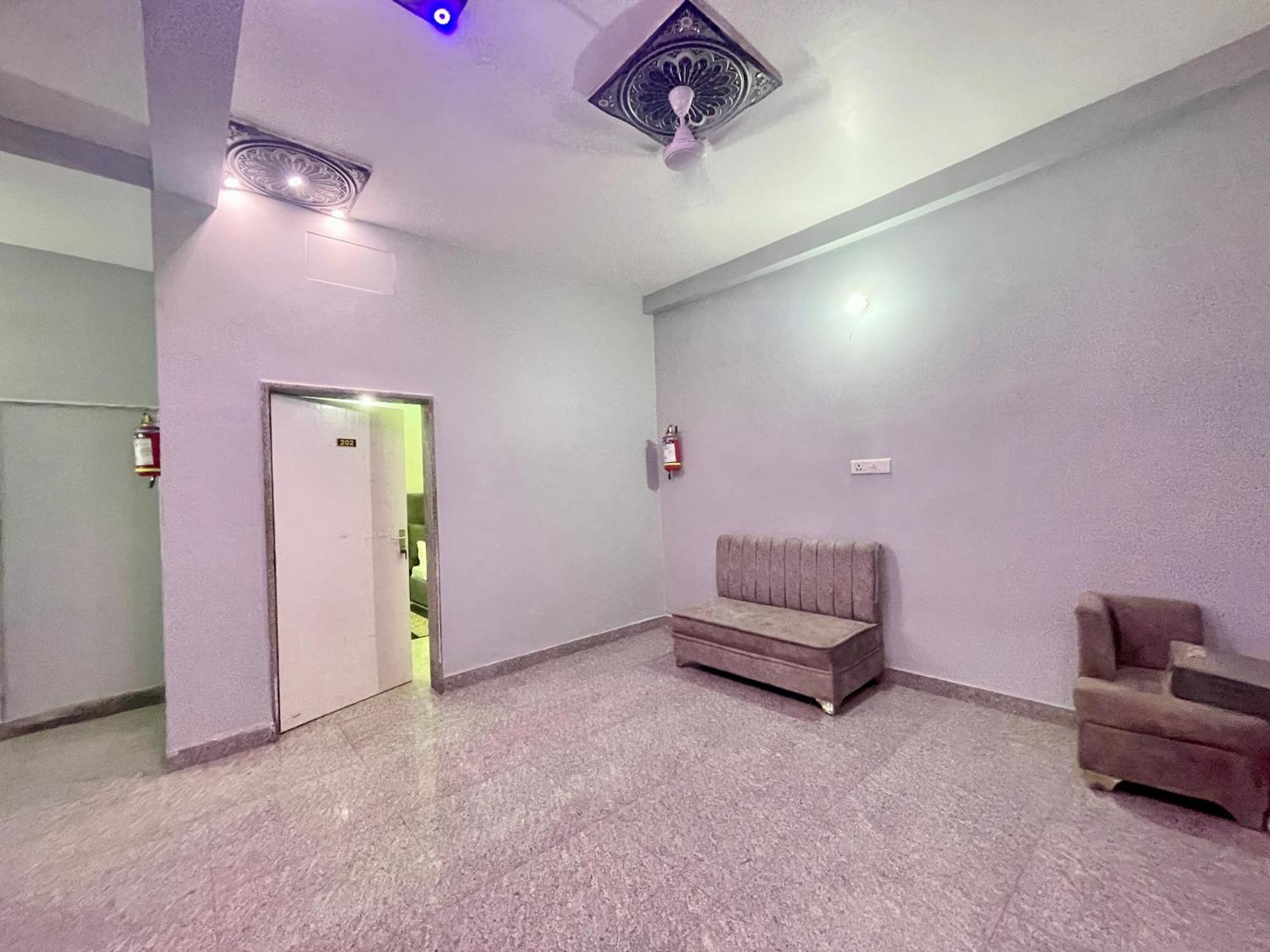 Prakash ! ! Fully-air-conditioned At Prime Location With Off Site Parking Availability, Near Kashi Vishwanath Temple, And Ganga Ghat, Newly Constructed And Luxurious - 3 Hotel 4*