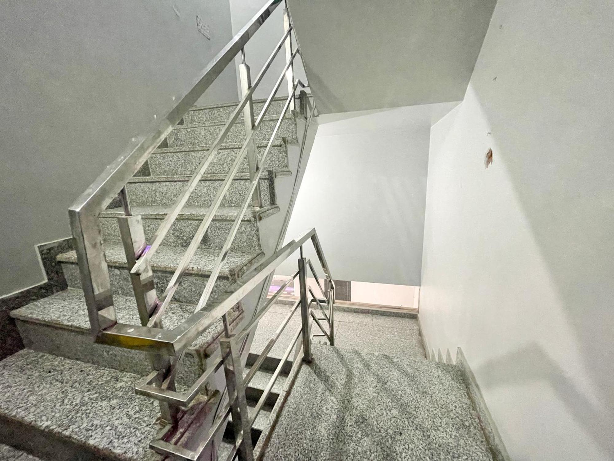 Hotel Prakash ! ! Fully-air-conditioned At Prime Location With Off Site Parking Availability, Near Kashi Vishwanath Temple, And Ganga Ghat, Newly Constructed And Luxurious - 3 4*