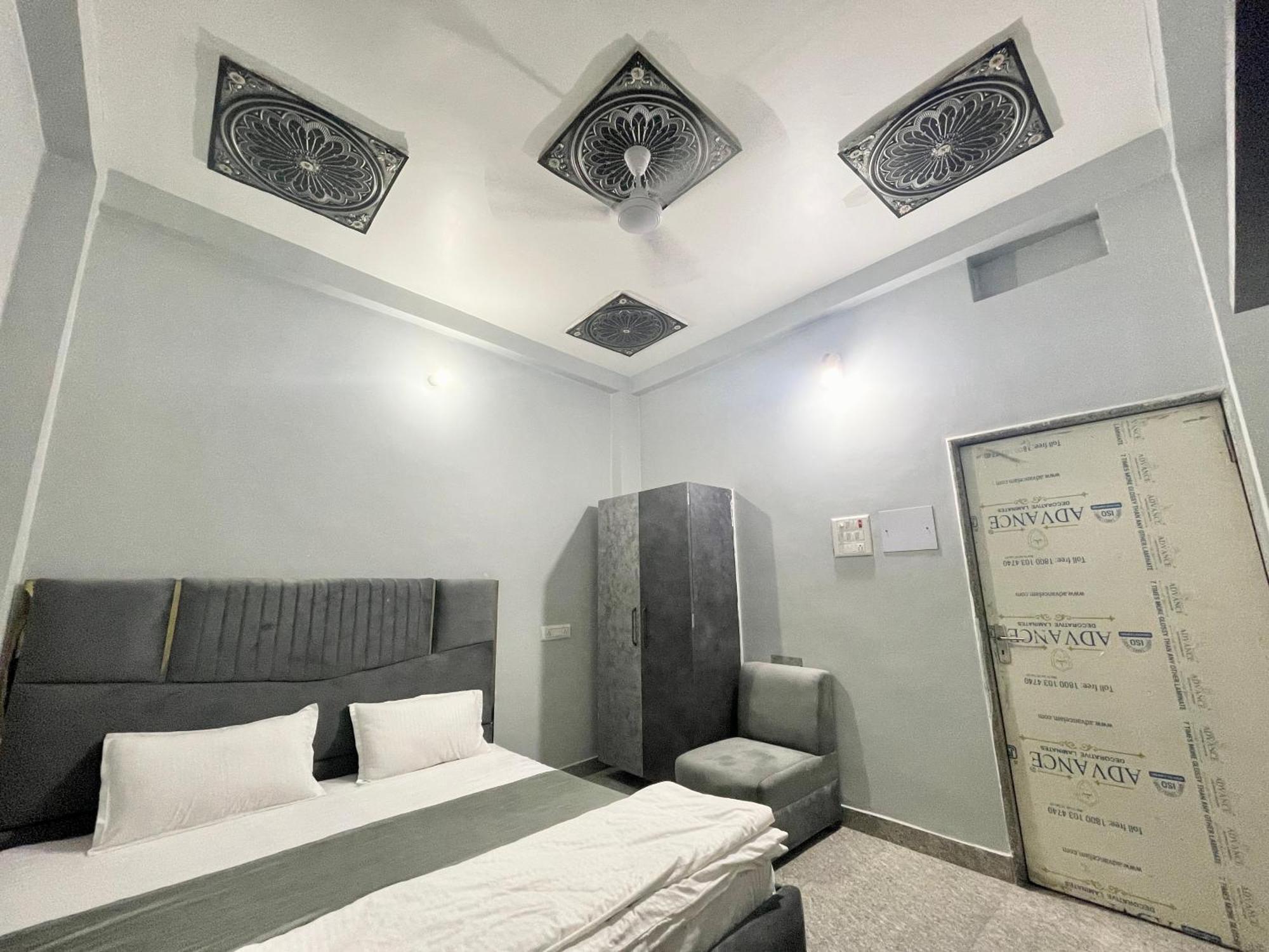 Prakash ! ! Fully-air-conditioned At Prime Location With Off Site Parking Availability, Near Kashi Vishwanath Temple, And Ganga Ghat, Newly Constructed And Luxurious - 3 Hotel Varanasi