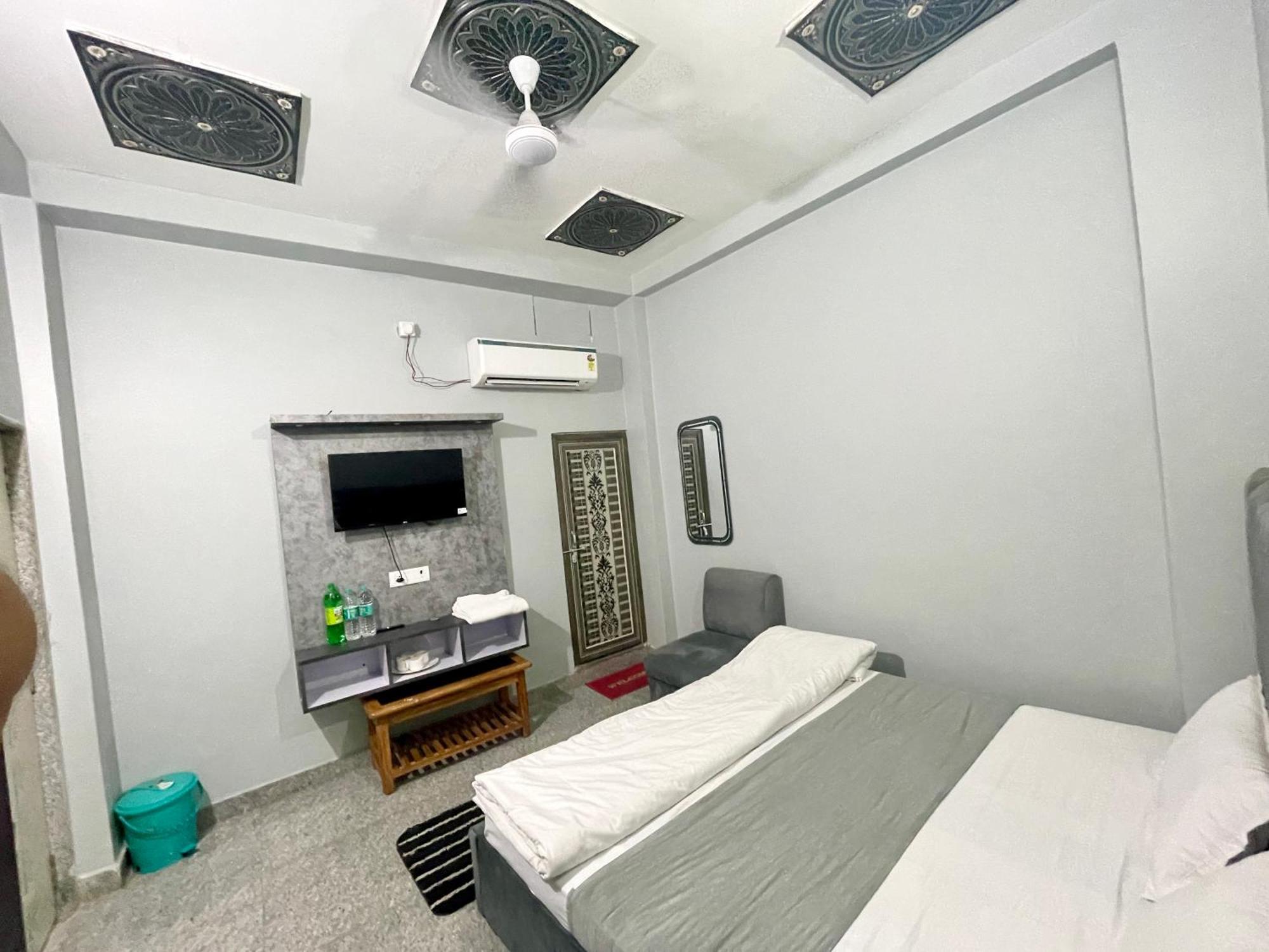 Prakash ! ! Fully-air-conditioned At Prime Location With Off Site Parking Availability, Near Kashi Vishwanath Temple, And Ganga Ghat, Newly Constructed And Luxurious - 3 4*