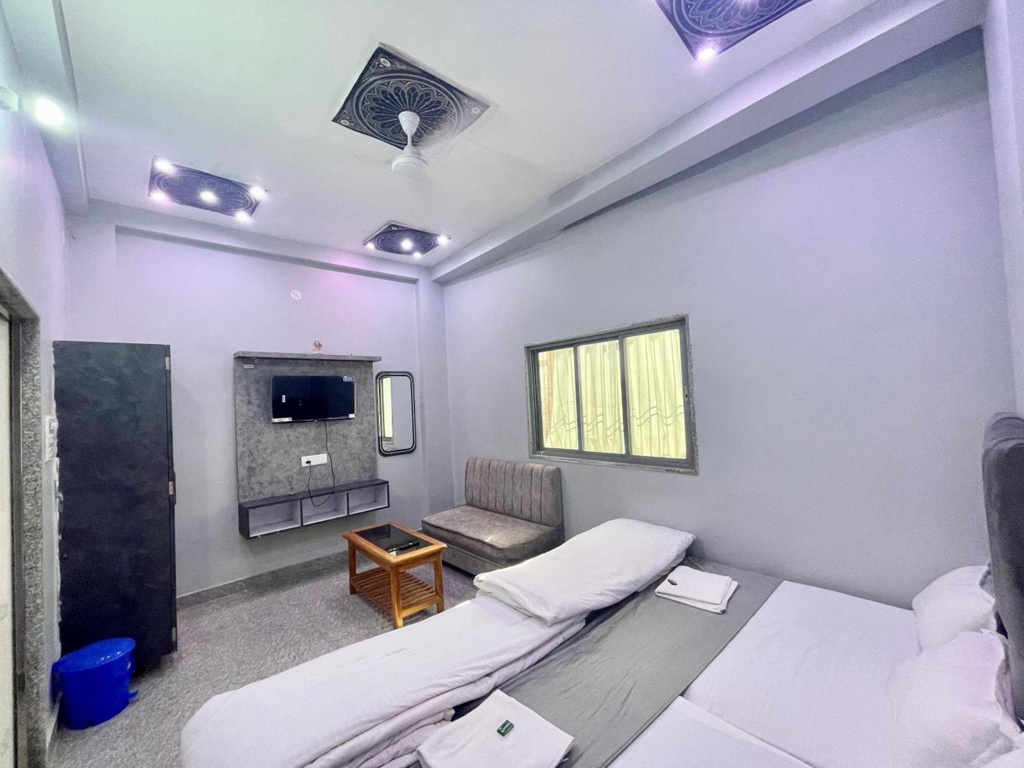 Hotel Prakash ! ! Fully-air-conditioned At Prime Location With Off Site Parking Availability, Near Kashi Vishwanath Temple, And Ganga Ghat, Newly Constructed And Luxurious - 3 4*
