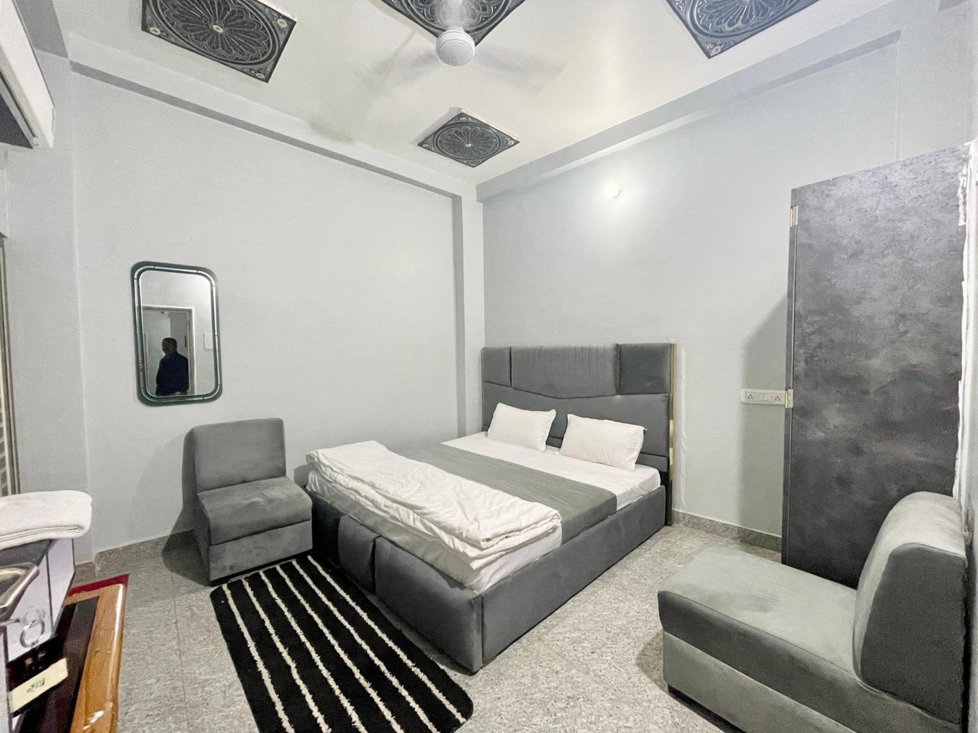 Prakash ! ! Fully-air-conditioned At Prime Location With Off Site Parking Availability, Near Kashi Vishwanath Temple, And Ganga Ghat, Newly Constructed And Luxurious - 3 Hotel