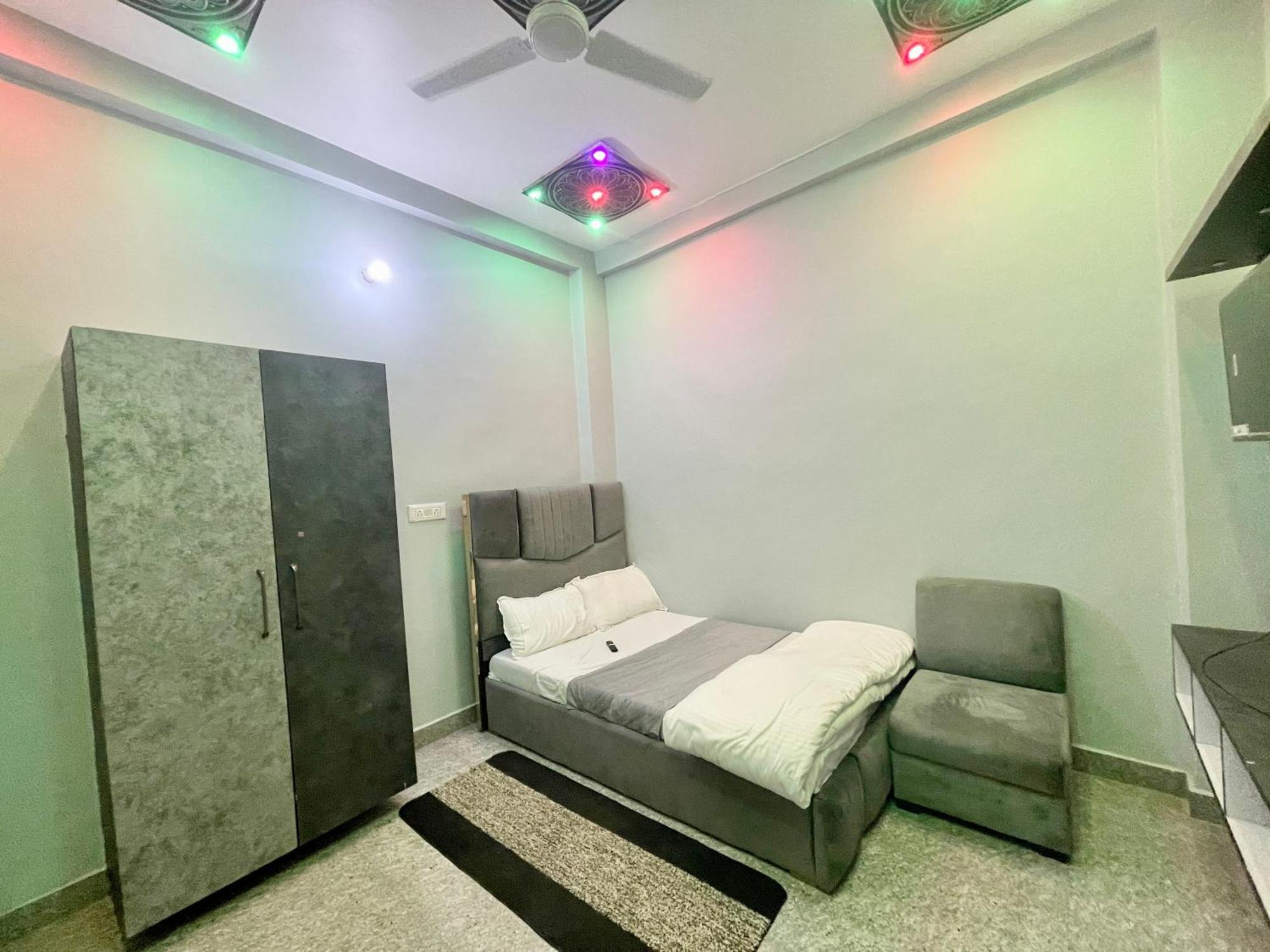 Hotel Prakash ! ! Fully-air-conditioned At Prime Location With Off Site Parking Availability, Near Kashi Vishwanath Temple, And Ganga Ghat, Newly Constructed And Luxurious - 3 4*
